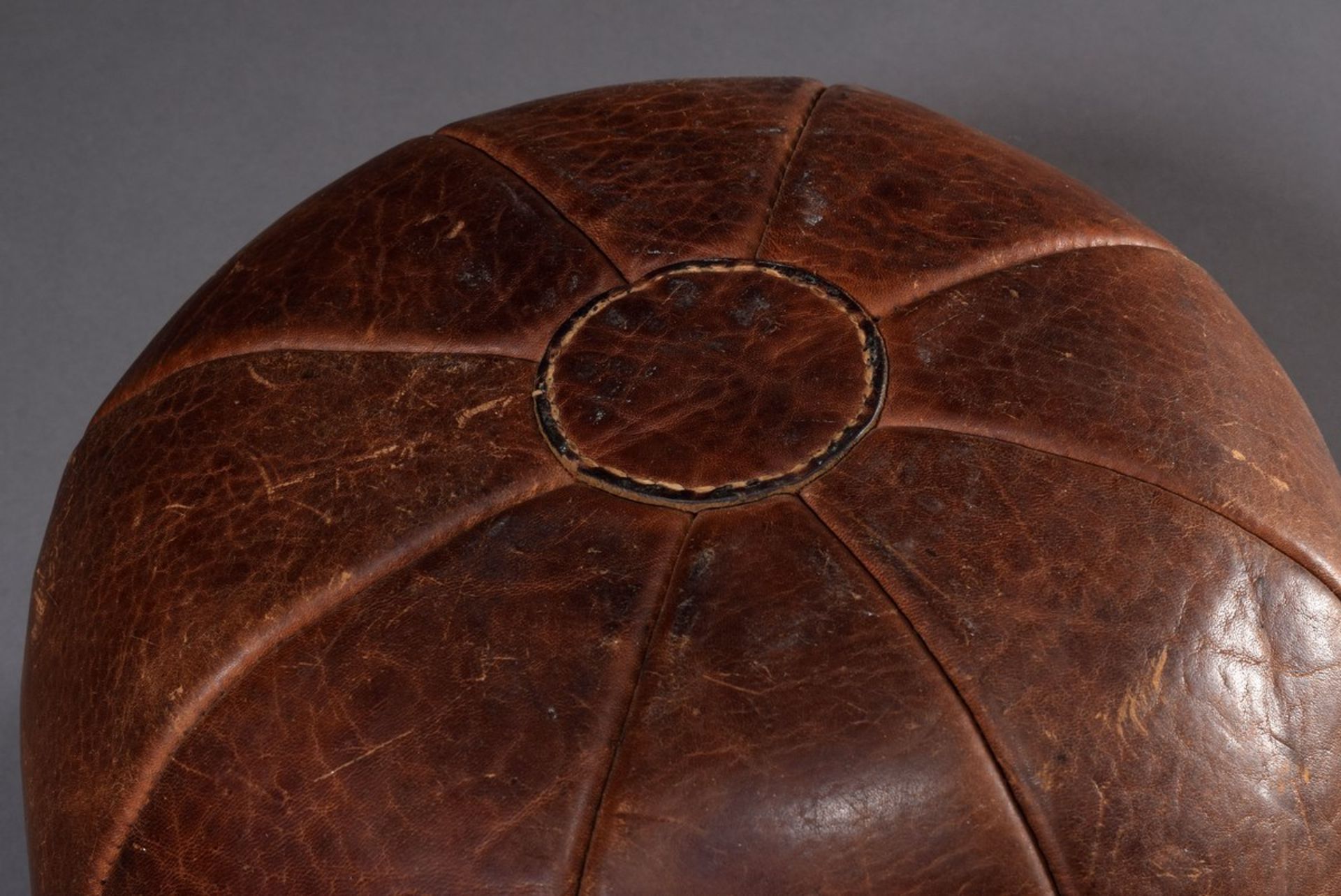 Alter Leder Medizinball mit schöner Patina, braun, Ø ca. 28cm, leichte Gebrauchsspuren - Bild 4 aus 4