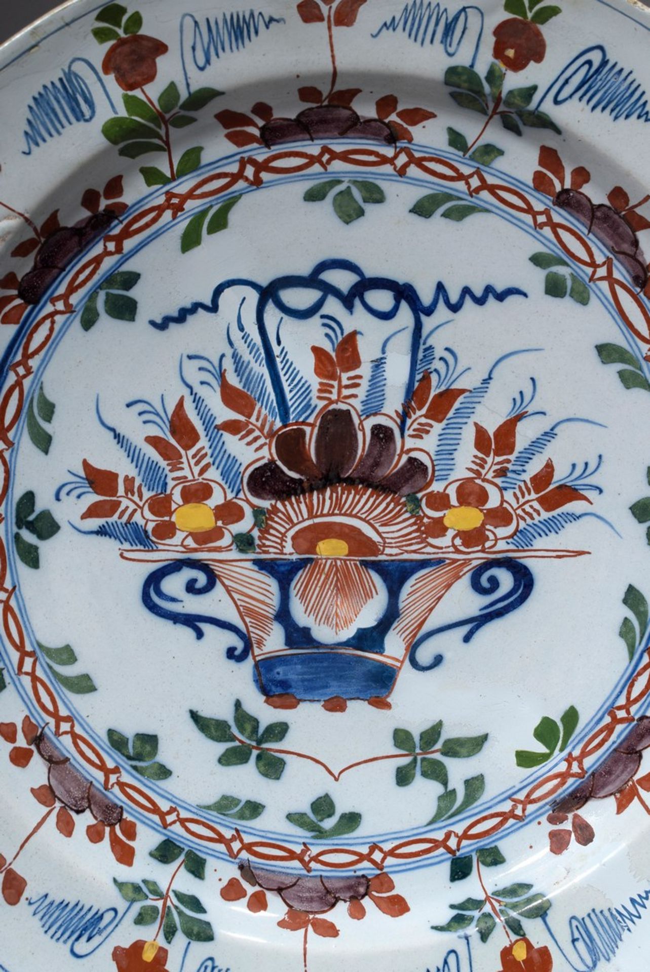 Großer Delfter Teller mit polychromem Dekor "Blumenvase", Ø 35cm, am Rand bestoßen, stark - Bild 3 aus 9
