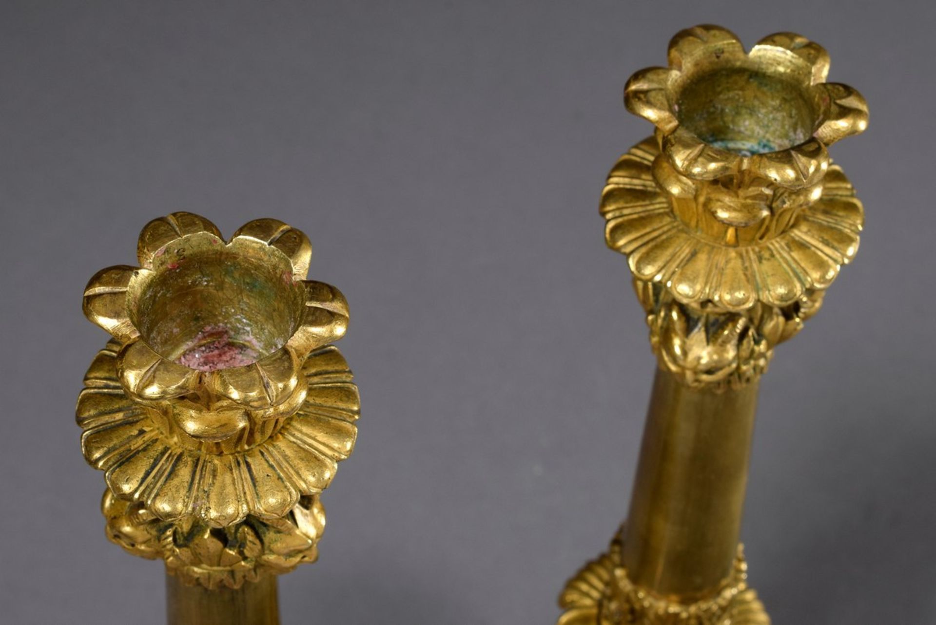 Paar feuervergoldete Bronze Leuchter auf fein gearbeiteten dreifachen Volutenfüßen mit Maskarons, - Bild 4 aus 5