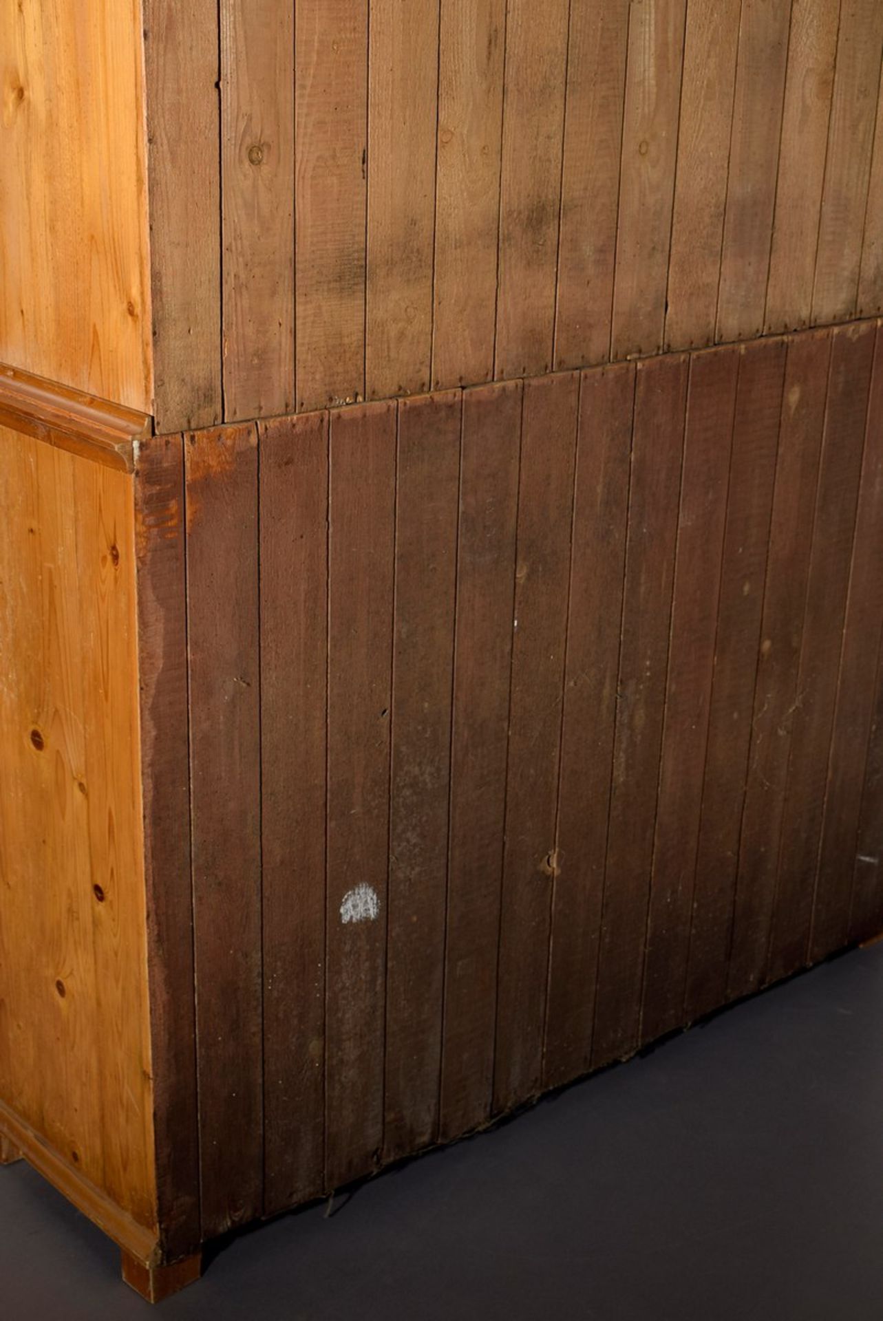 Weichholz Küchenschrank in schlichter Façon mit drei verglasten Schiebetüren, 216x149x45cmSoftwood - Bild 5 aus 6