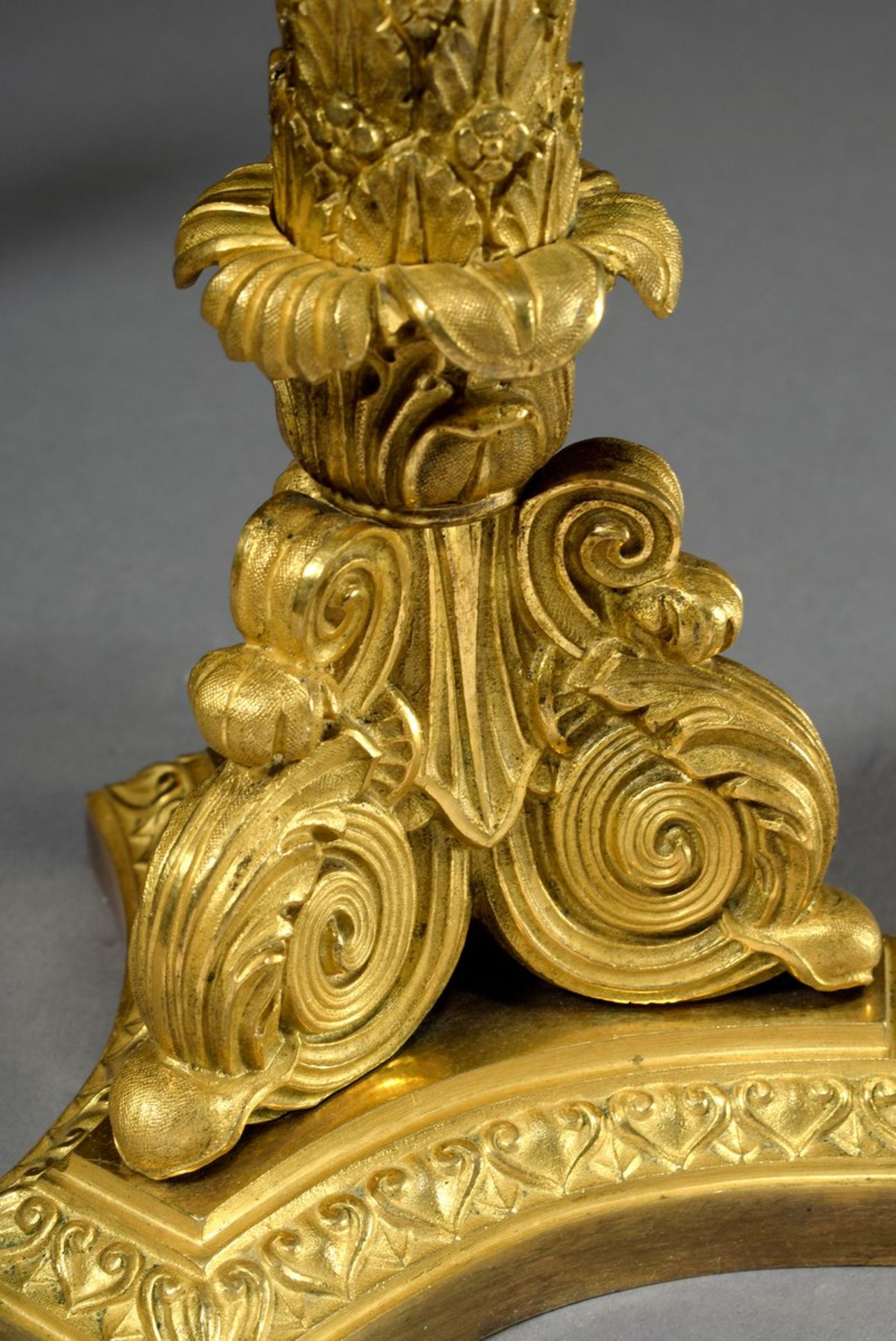 Paar feuervergoldete Bronze Leuchter auf fein gearbeiteten dreifachen Volutenfüßen mit Maskarons, - Bild 3 aus 5