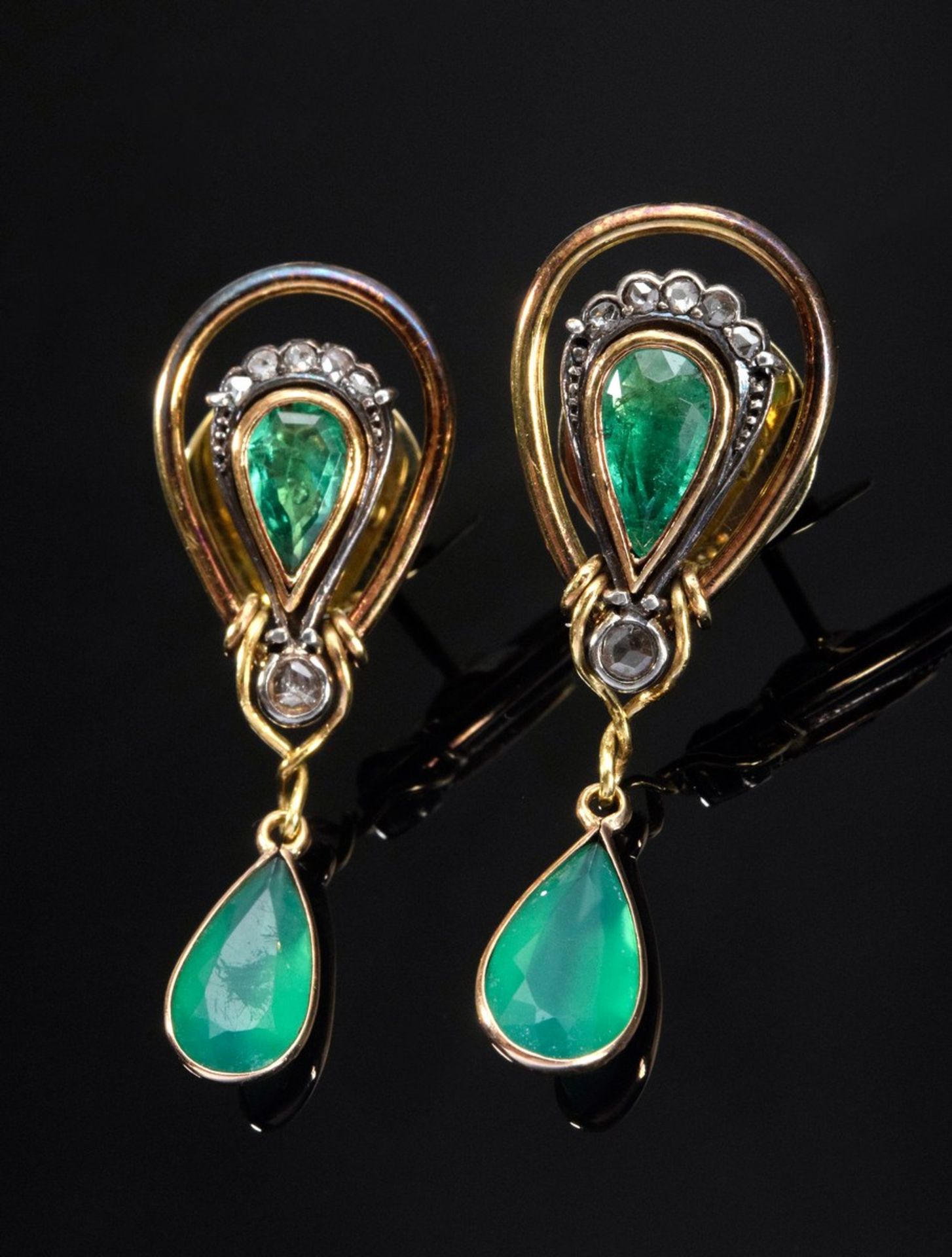 Paar GG 585 Ohrgehänge mit Smaragdtropfen (zus. ca. 1.50ct), Chrysoprastropfen (zus. ca. 3ct)