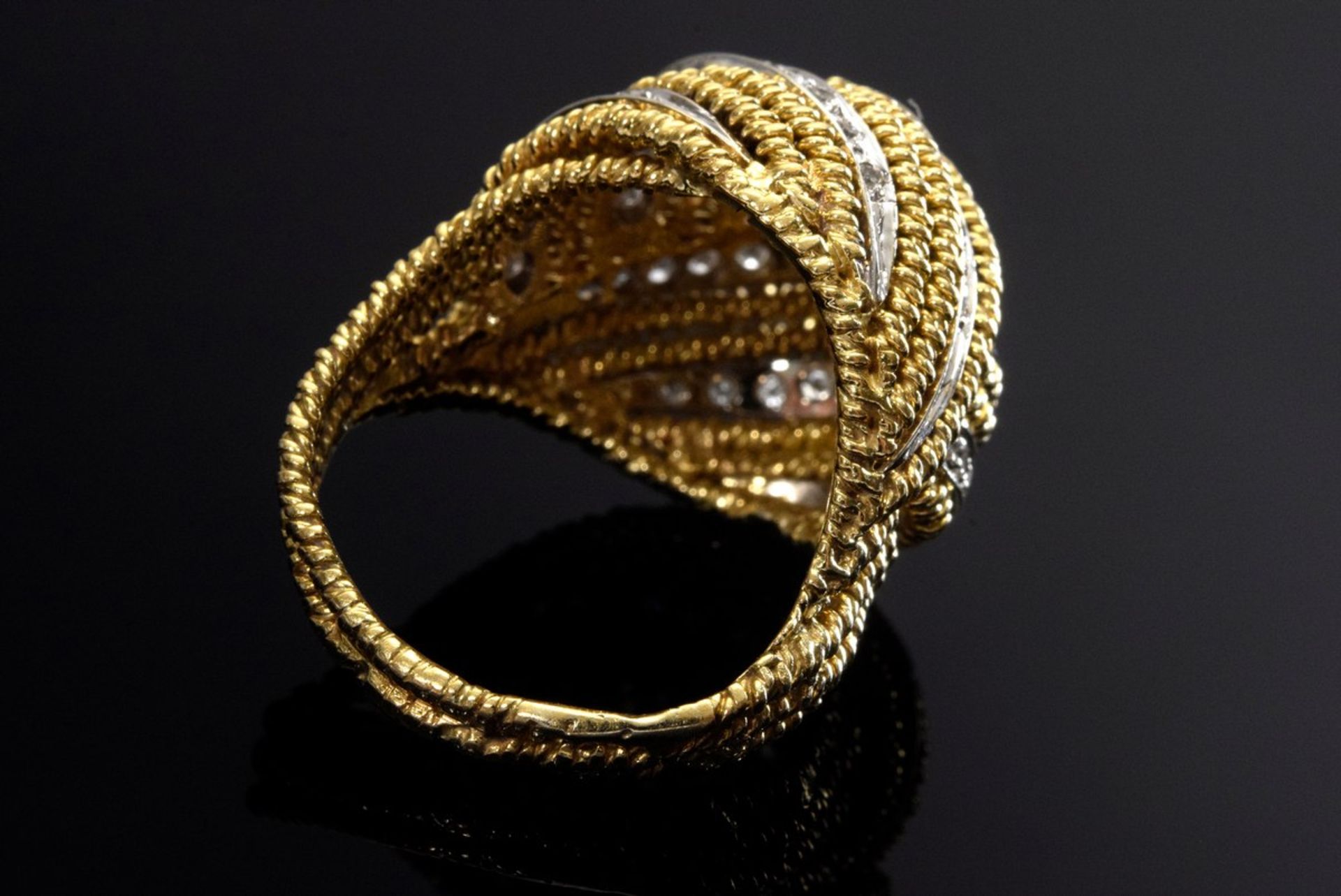 Hochaufgewölbter verschlungener GG/WG 750 Ring mit Achtkantdiamanten (zus. ca. 0.20ct/SI/TCR-Y), - Bild 3 aus 4