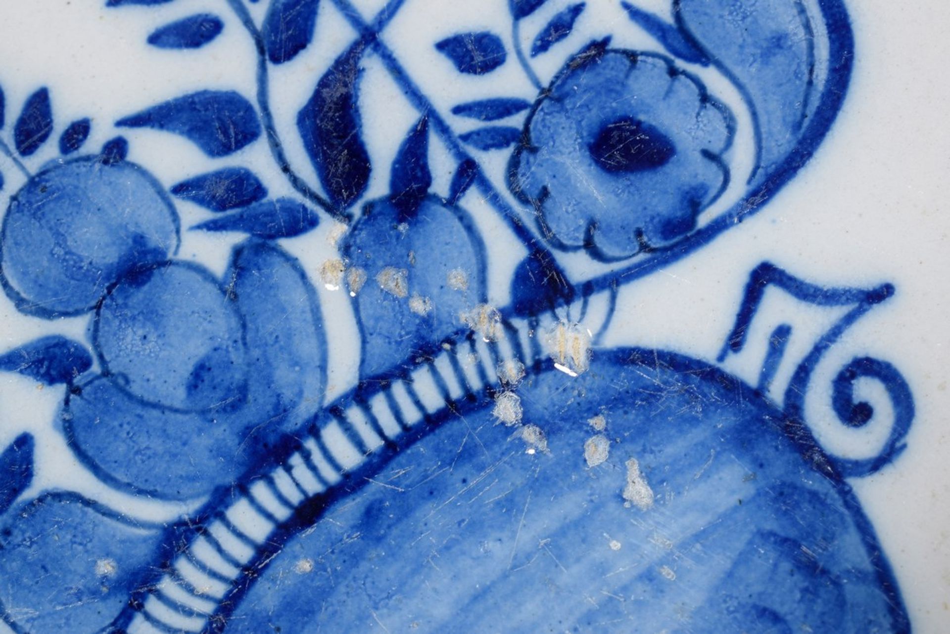 Großer Delfter Teller mit Blaumalerei Dekor "Blumenvase", Ø 34,5cm, am Rand bestoßen, - Bild 5 aus 9