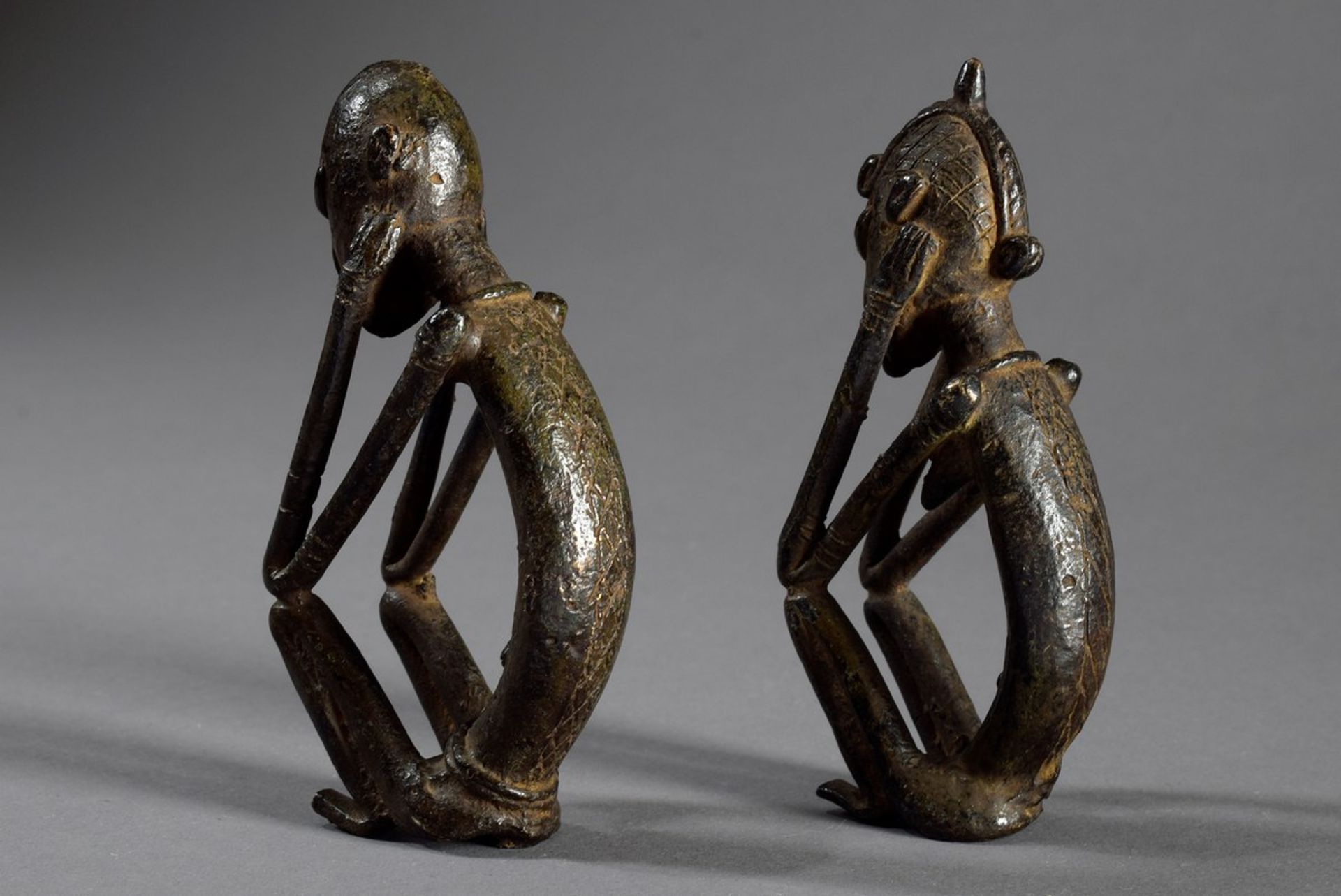 Paar hockende afrikanische Eisen Figuren "Mann und Frau", H. 11cm - Bild 3 aus 5