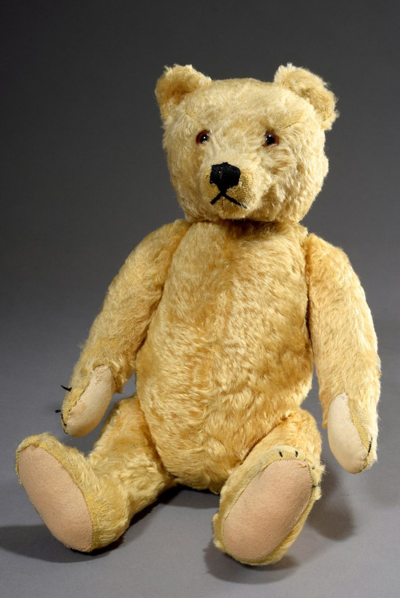 Steiff Teddybär mit beigem Mohair und braunen Glasaugen, Brummstimme, 2. Hälfte 20.Jh., H. 43cm,