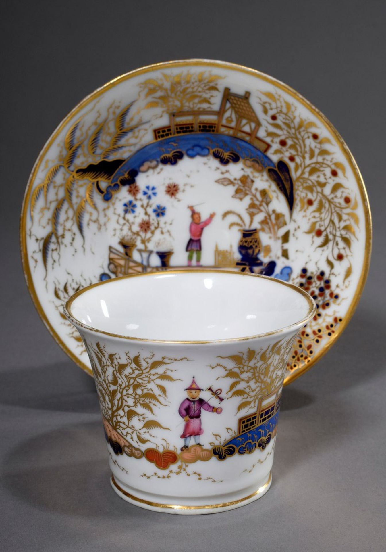 Englische Porzellan Tasse im chinesischen Stil "Landschaft mit Figuren", farbig bemalt, mit - Bild 3 aus 6