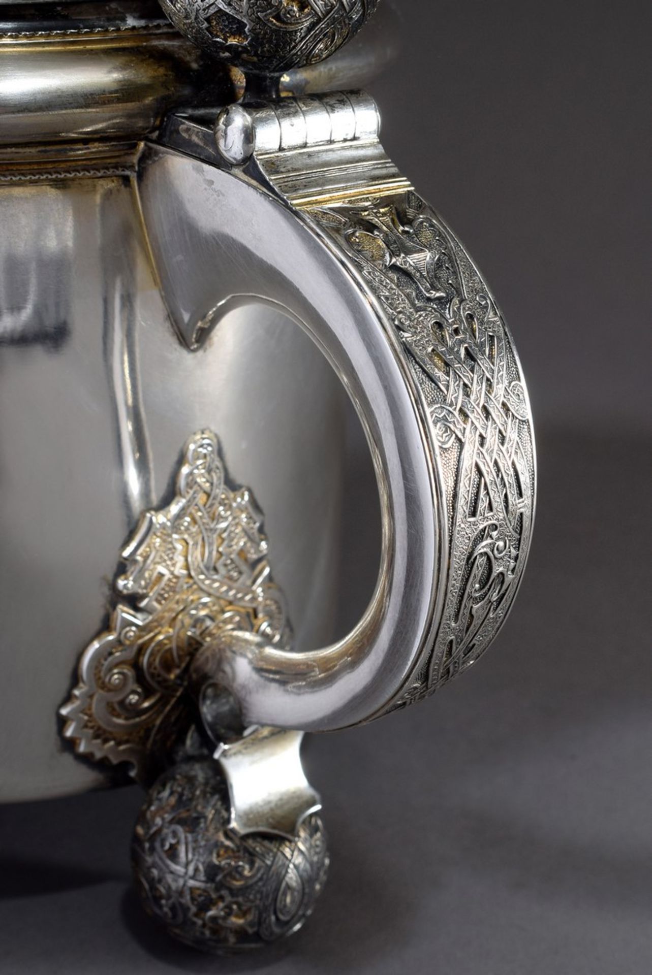 Schwedischer Segelpokal in antiker Façon mit reliefierten Kugelfüßen und -knauf sowie Medaille "1718 - Bild 6 aus 18