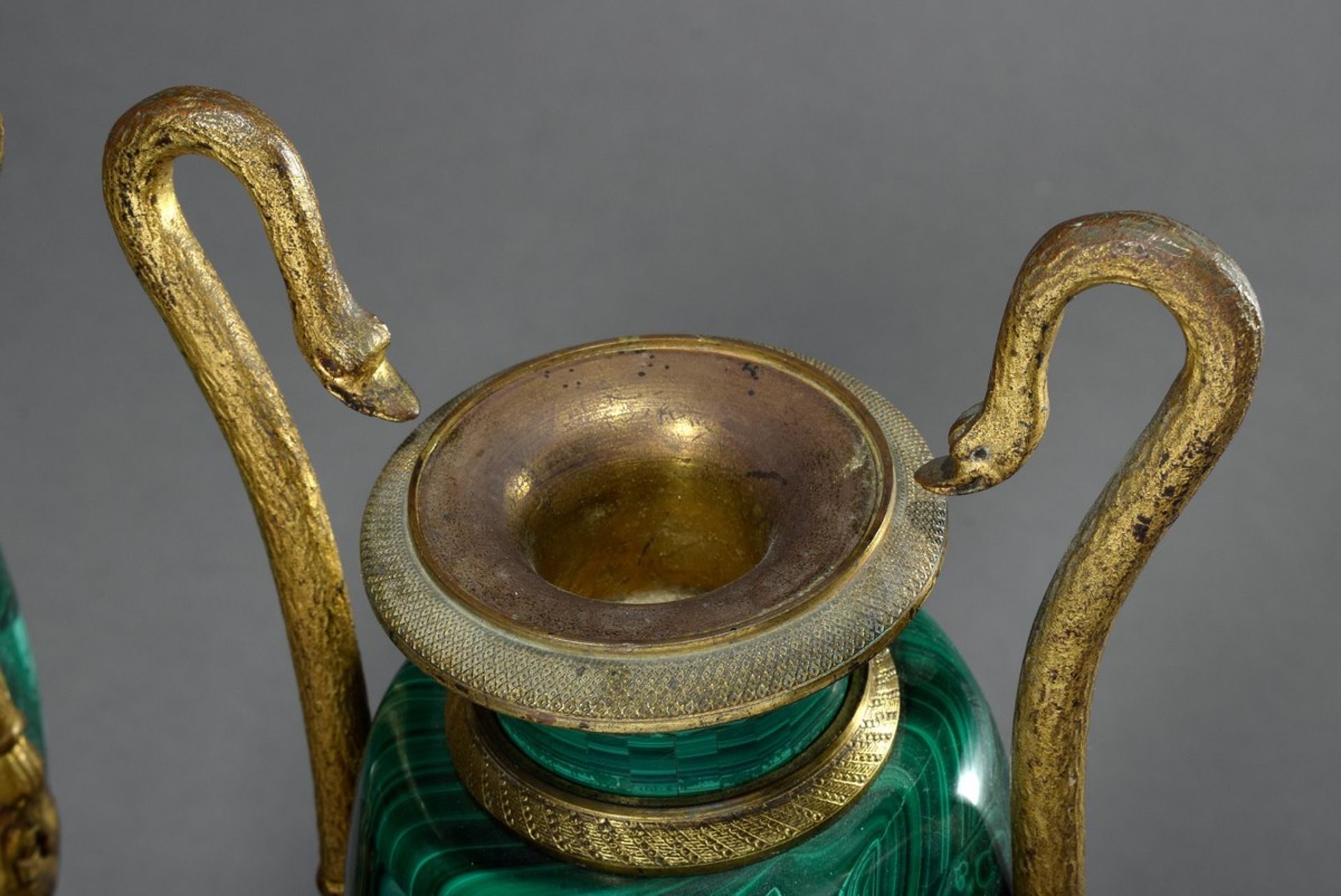 Paar Prunkvasen im Empire Stil mit ovoidem Malachit Korpus und ebensolchem Sockeln sowie vergoldeten - Bild 7 aus 8