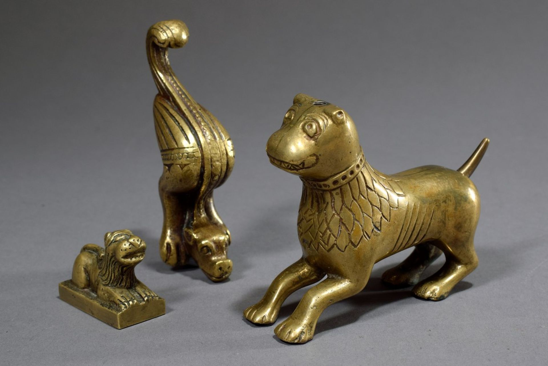 3 Diverse Teile Gelbguss Kleinplastiken: "Springender Hund" (H. 8,5cm), "Liegender Löwe" (H. 3,