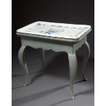 Teetisch mit Fayence Platte "Rocaille mit Blumenranken" auf grau-blau gefasstem Weichholz Gestell