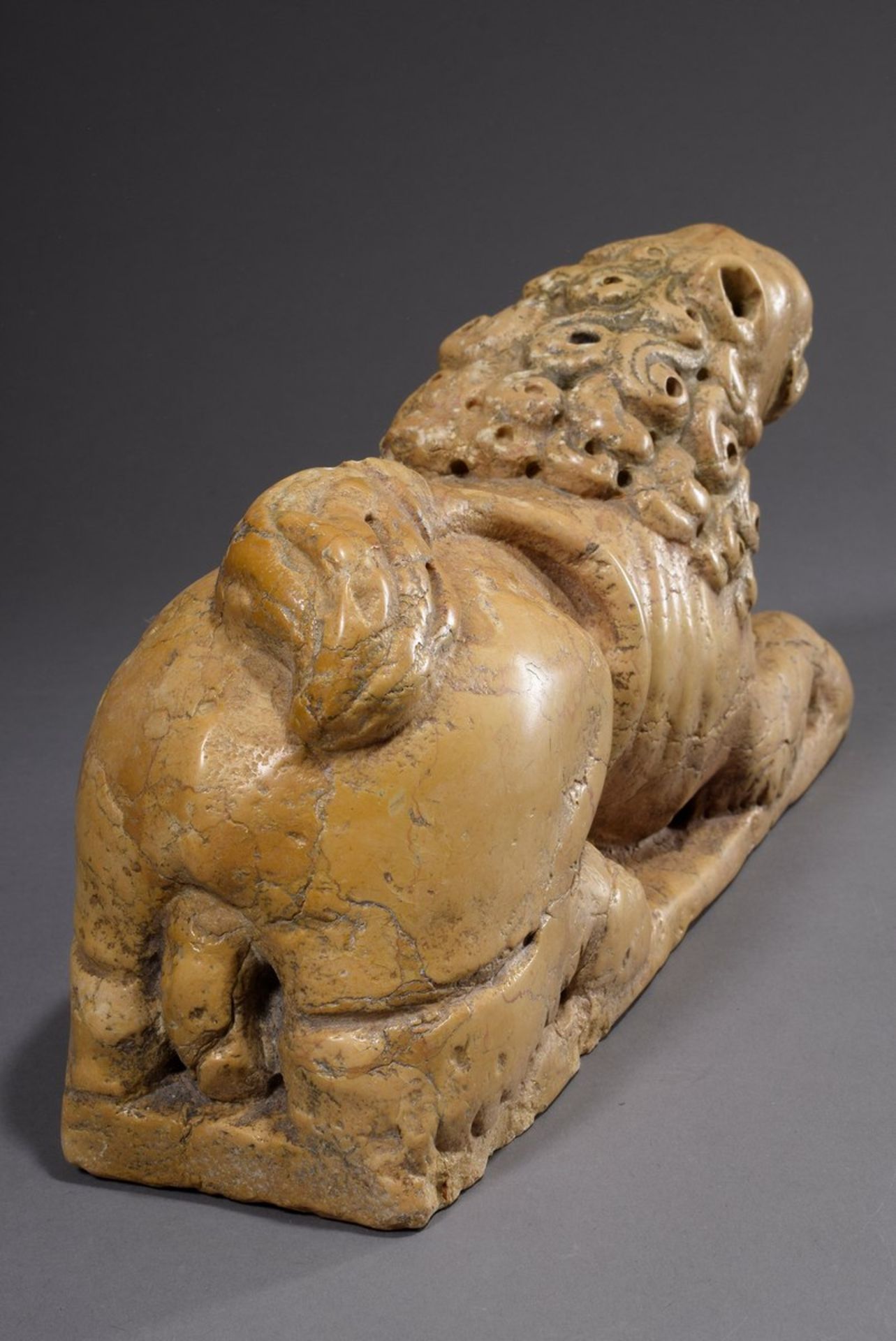 Marmor Skulptur "Liegender Löwe", Norditalien Anfang 16.Jh., 20x36,5cm, Risse, Löcher, Verfärbungen, - Bild 3 aus 6