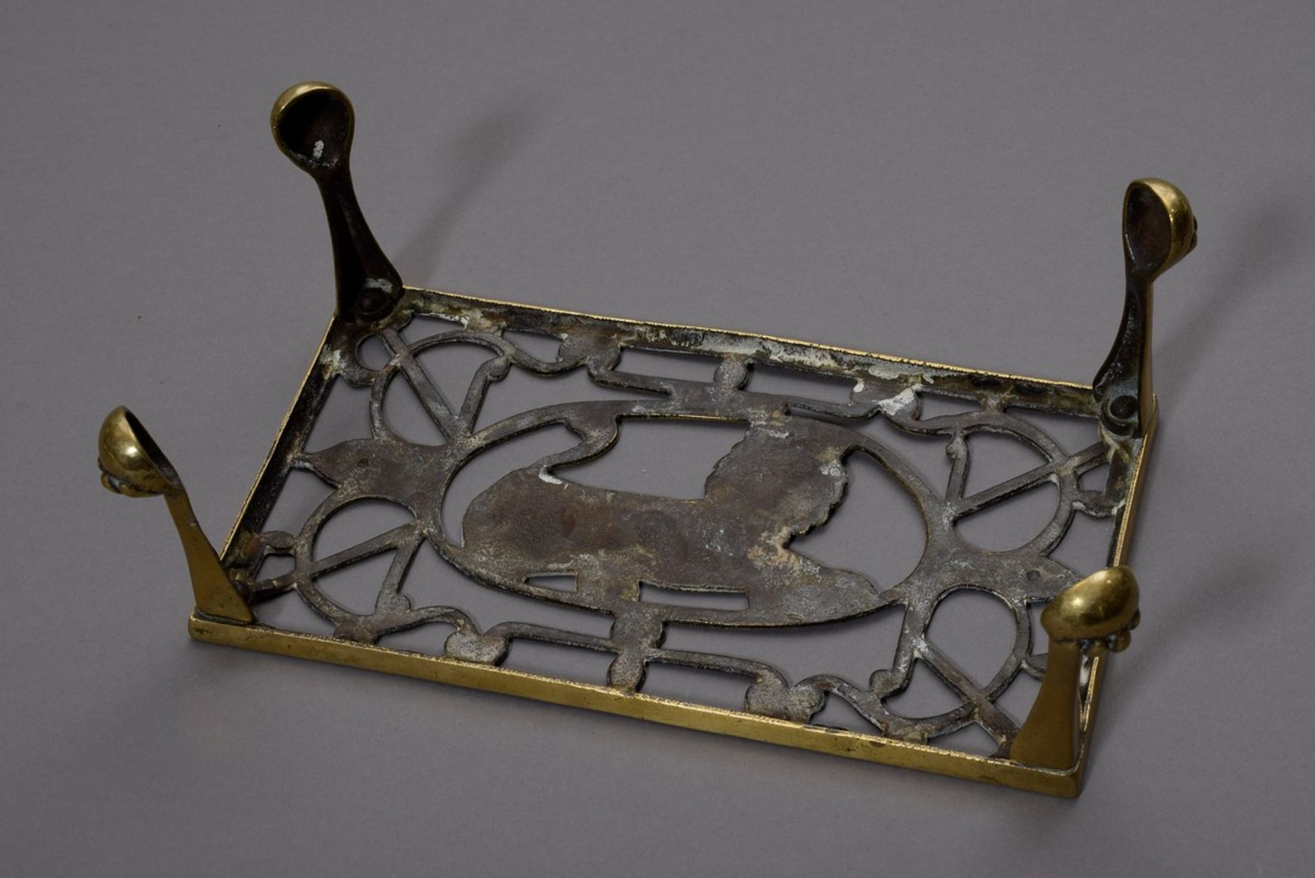 Durchbrochener Messing Kettlestand mit Löwen Motiv auf Tatzenfüßen, 19.Jh., 10x26x14,5cm, etwas - Bild 3 aus 3