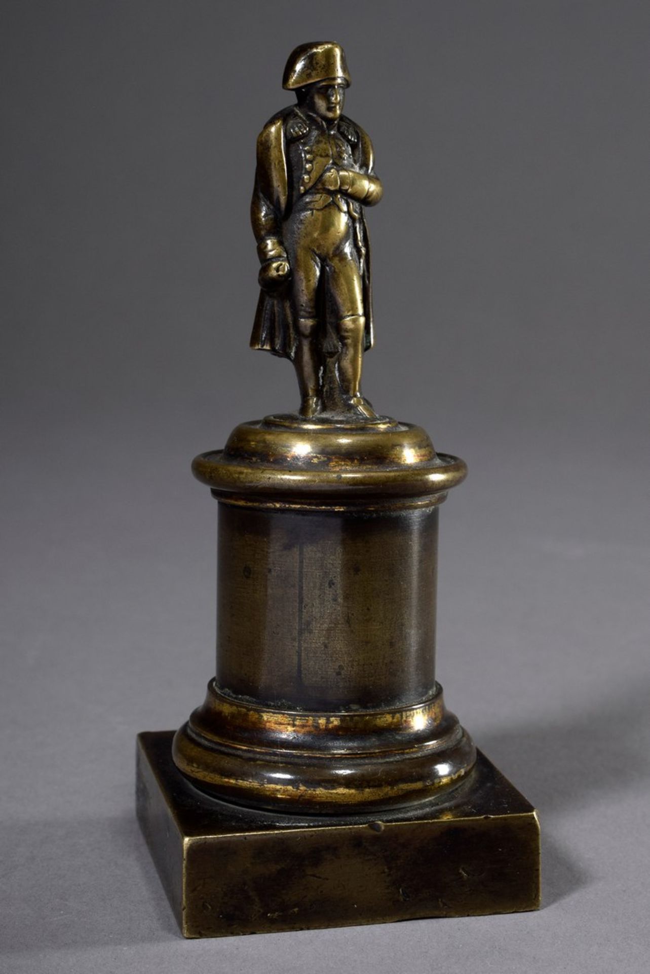 Bronze Briefbeschwerer „Napoleon“ auf Säulenstumpf, Ende 19.Jh., H. 14cm, leicht berieben