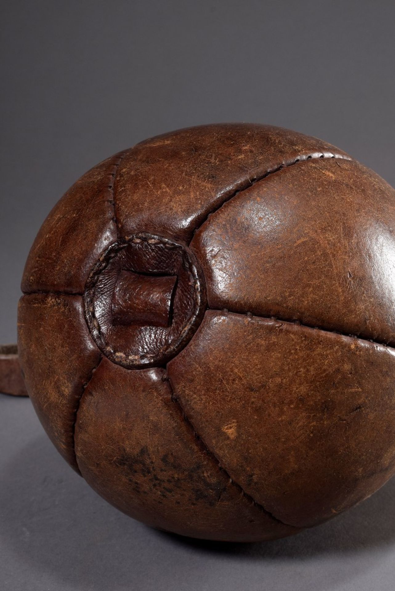 Alter Leder Wurfball mit schöner Patina, braun, Ø ca. 20cm, leichte Gebrauchsspuren - Bild 4 aus 4