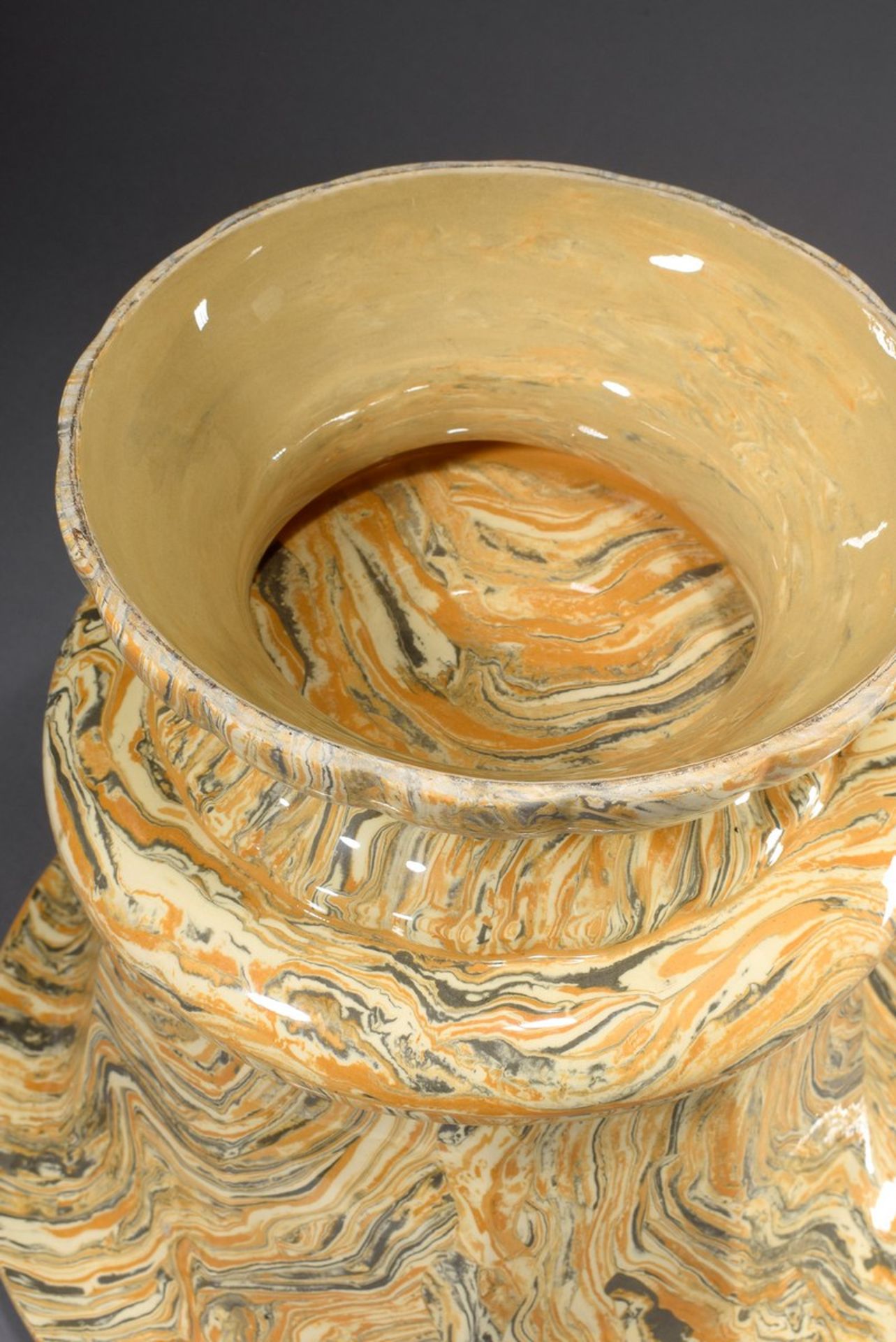 Marmorierter Keramik Übertopf in Grau/Orange/Beige mit mehreckigem Korpus, wohl Frankreich um - Bild 3 aus 3