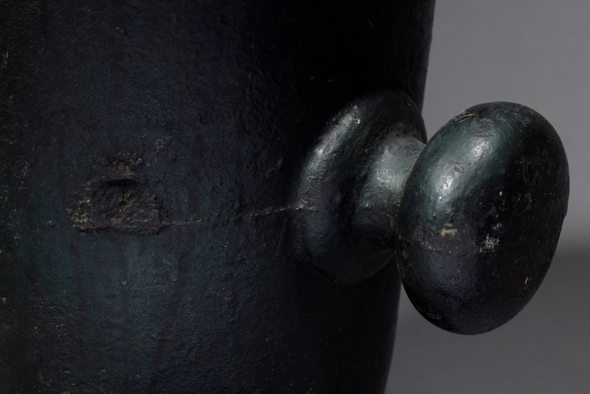 Großer Eisen Mörser mit knaufförmigen Handhaben, dunkelgrün patiniert, 19.Jh., H. 33cm, Ø 29cm, - Bild 2 aus 3