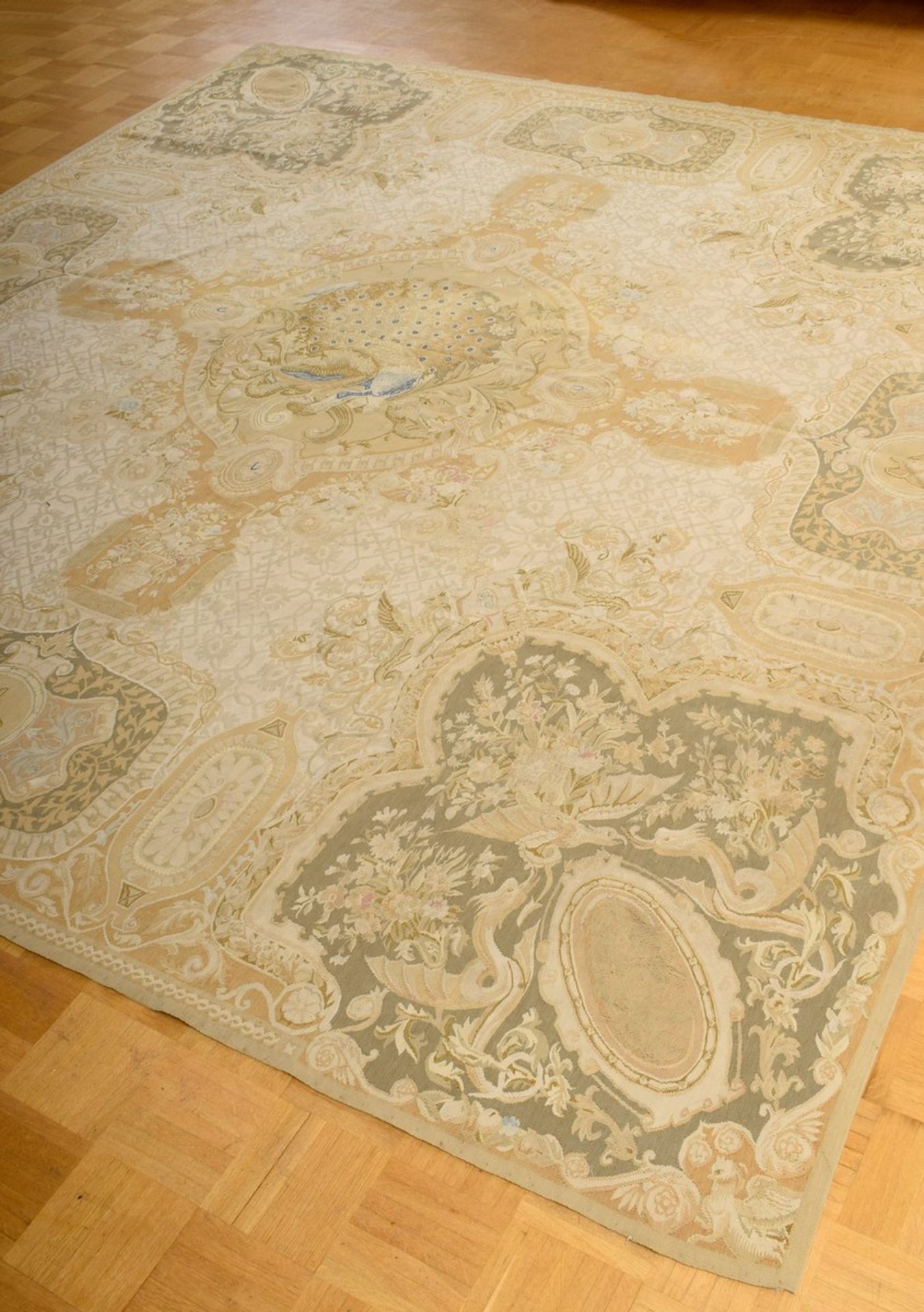 Großer Aubusson Teppich in Grün- und Beigetönen nach altem Vorbild, 20.Jh., 280x310cm - Bild 2 aus 9