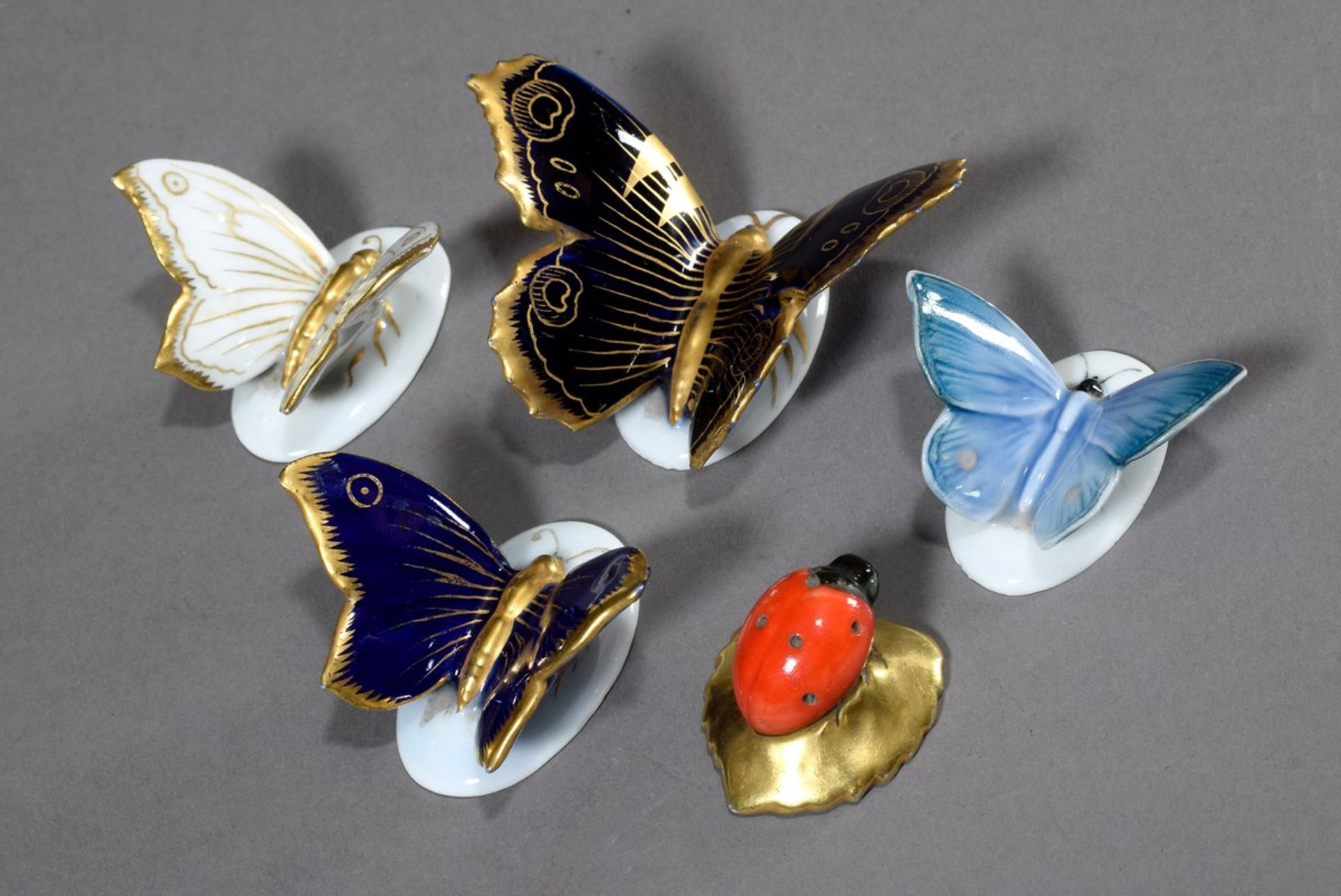 5 Diverse ENS Porzellan Tischdekorationen "Schmetterlinge" und "Marienkäfer", farbig staffiert, - Bild 2 aus 3