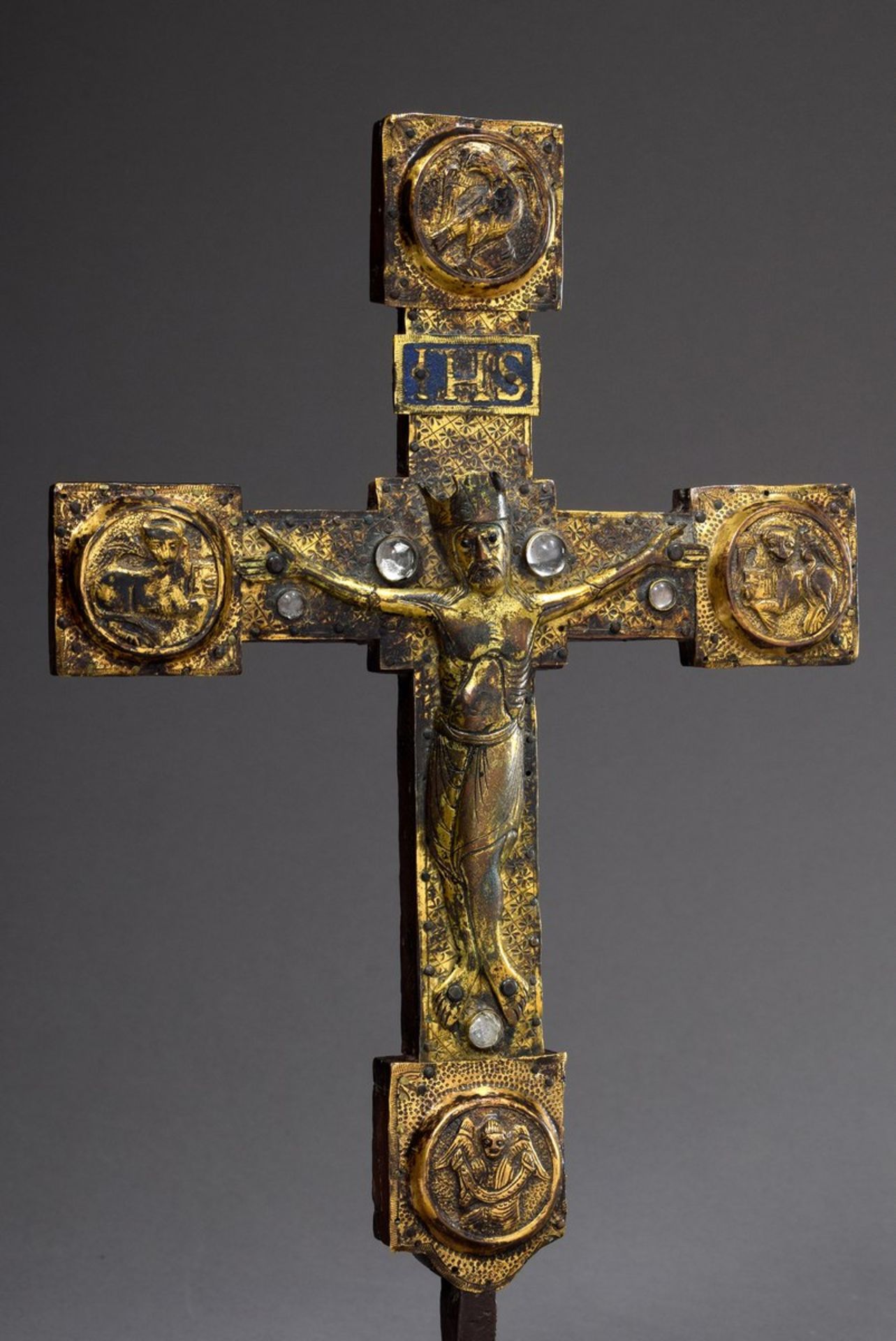 Romanisches Vortragekreuz "Gekrönter Christus", Viernageltypus mit 4 Evangelistensymbolen und - Bild 2 aus 11