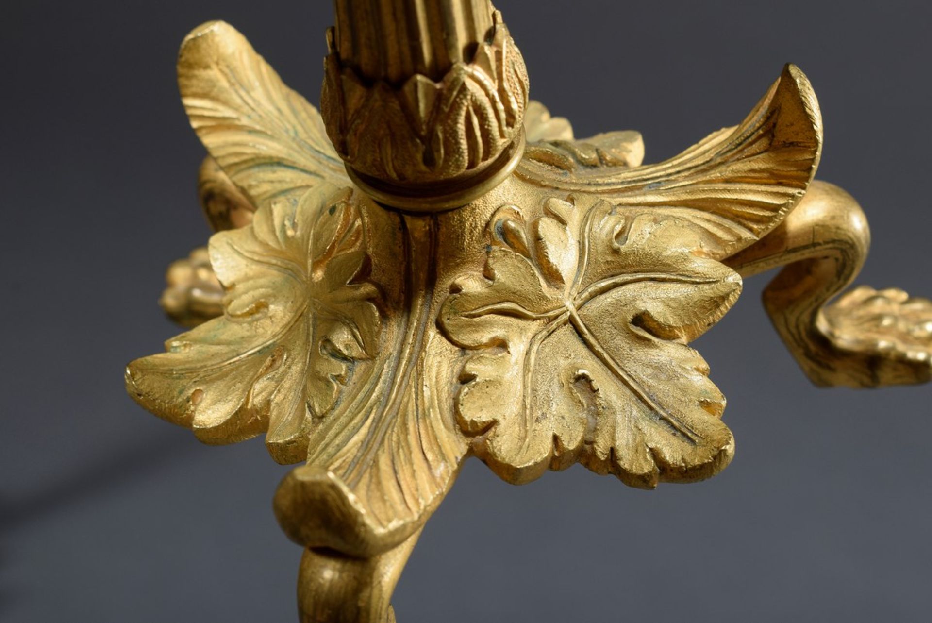 Paar vergoldete Gründerzeit Bronze Leuchter in antikisierender Form mit Tatzenfüßen und Schlangen, - Bild 3 aus 4