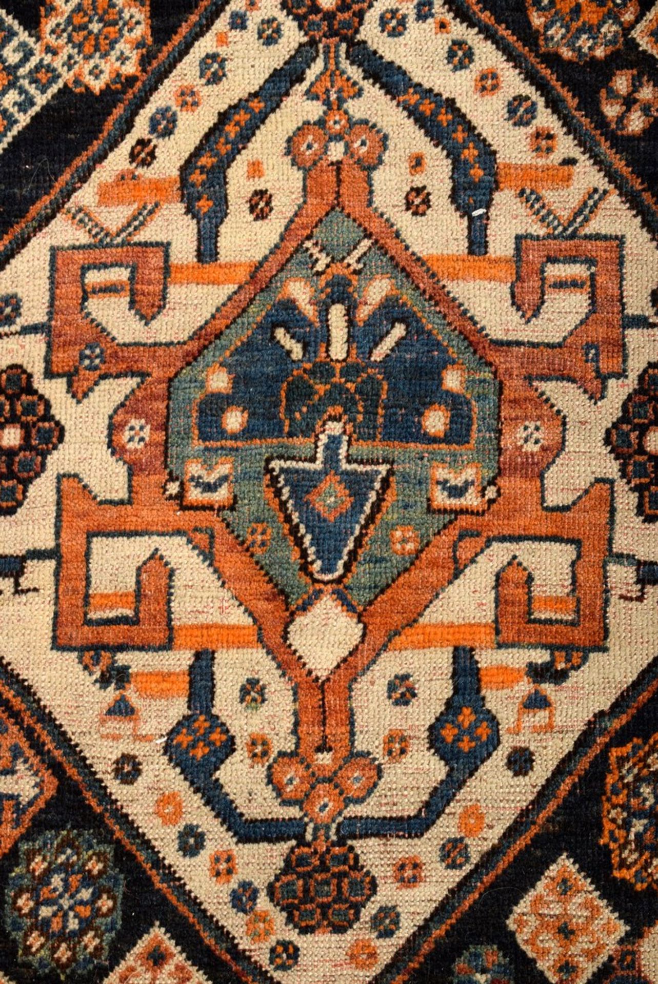 Kaschkai Teppich mit Doppelmedaillon auf vielfach ornamentiertem dunkelblauen Mittelfeld in - Bild 5 aus 8