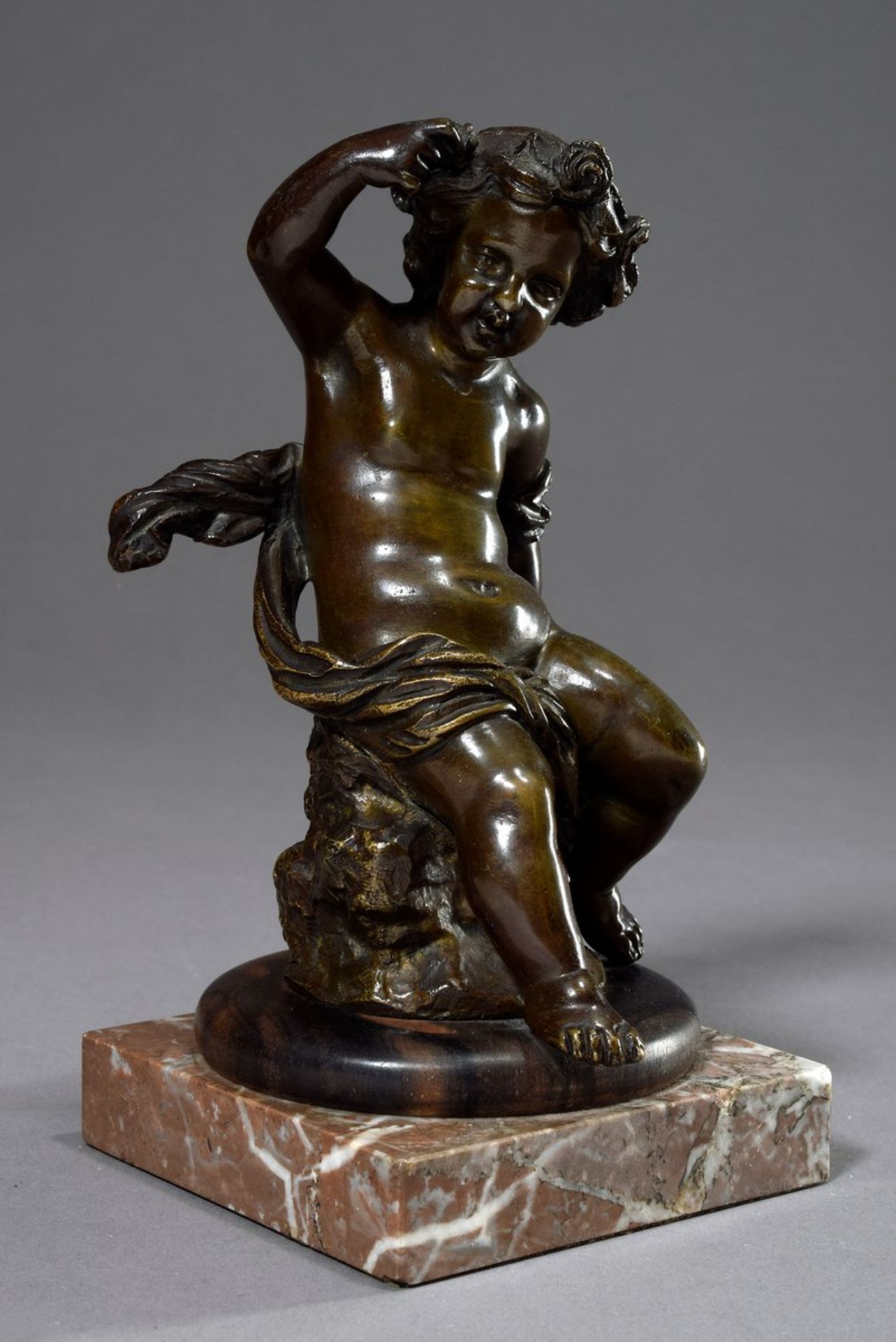 Boucher, Alfred (1850-1934) „Putto mit Blütenkranz“, sign., auf Marmor/Holz Sockel, H. 16/19cm,