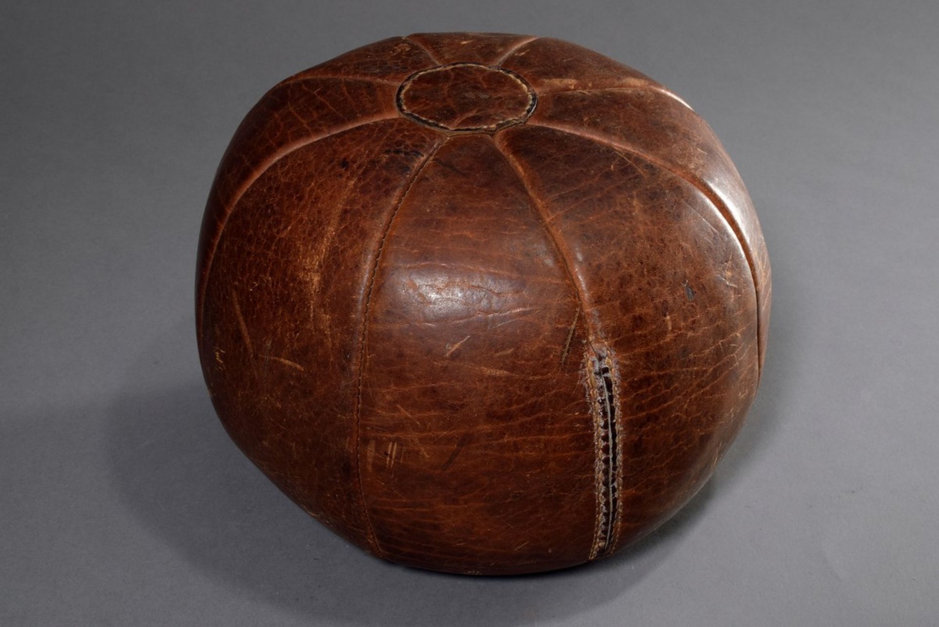 Alter Leder Medizinball mit schöner Patina, braun, Ø ca. 28cm, leichte Gebrauchsspuren - Bild 2 aus 4