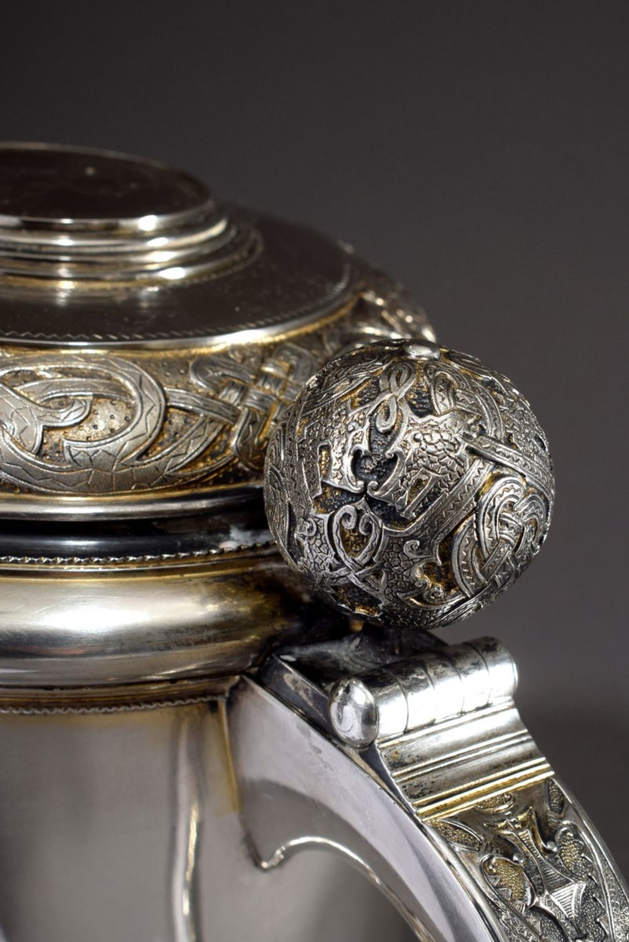 Schwedischer Segelpokal in antiker Façon mit reliefierten Kugelfüßen und -knauf sowie Medaille "1718 - Bild 7 aus 18