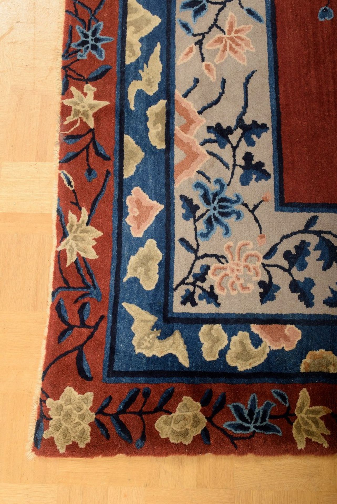 Großer Peking Teppich mit dreifach floraler Bordüre um dunkelrotes Innenfeld, 355x282cm, Ränder - Bild 6 aus 8