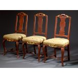 3 Stühle in barocker Façon mit etwas variierenden vergoldeten Elementen und beige schwarz