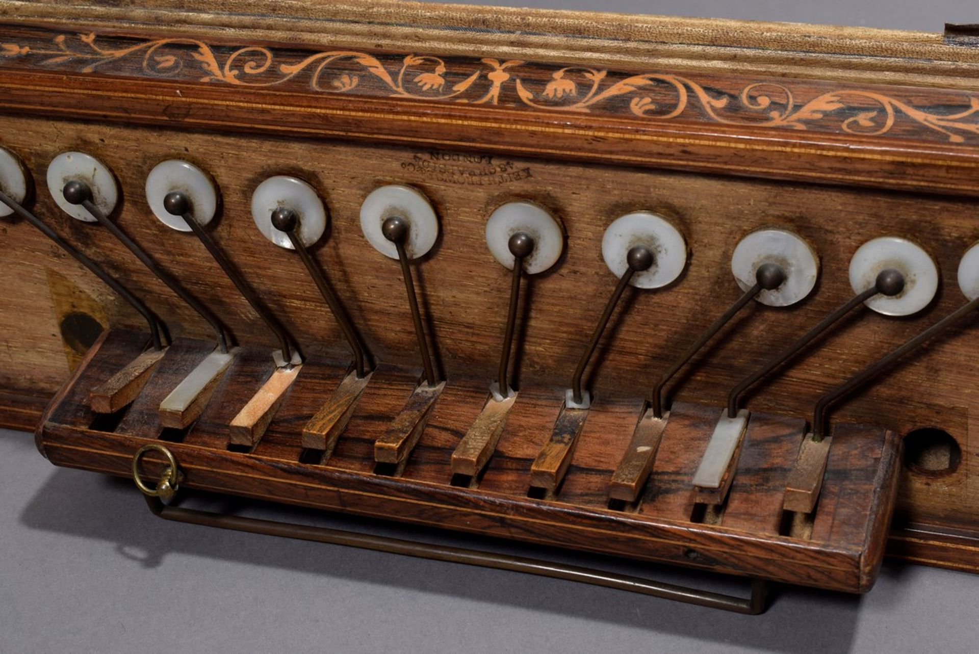 Englisches Akkordeon mit intarsiertem Mahagonigehäuse, Hersteller Keith Prowse & Co./London, 19.Jh., - Bild 4 aus 6