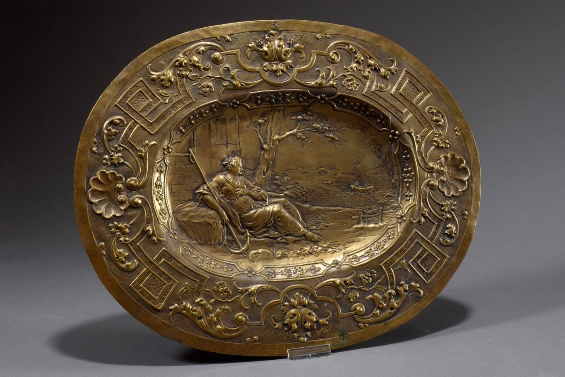 Ovale Schauplatte mit allegorischem Relief "Die Hoffnung - Frauengestalt, einen Anker haltend am