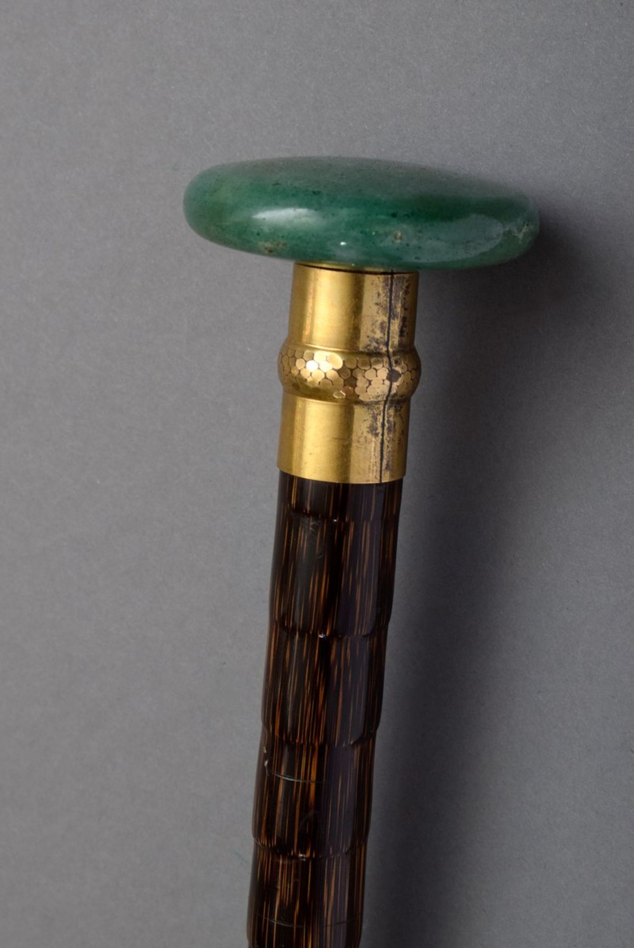 Spazierstock mit scheibenförmigem Griff aus grünem Stein sowie vergoldeter Montierung und Palisander - Bild 4 aus 4