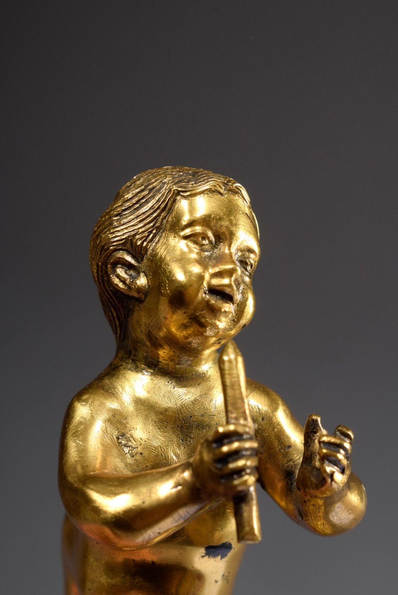 Kleine Statuette „Junge mit Flöte und Draperie“, feuervergoldete Bronze, bez. "XII", auf rundem - Bild 4 aus 4