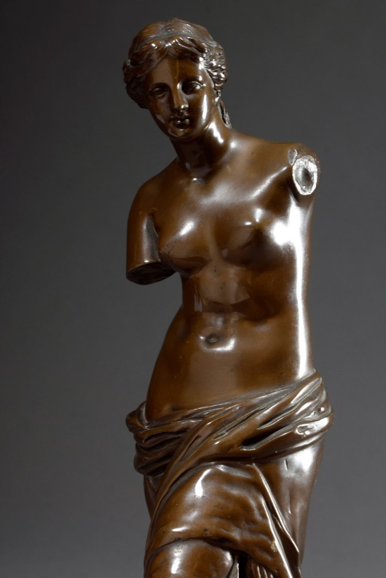 Bronze „Venus von Milo“ auf Basaltsockel, H. 32/40,5cm, Sockel etw. defekt - Bild 7 aus 8