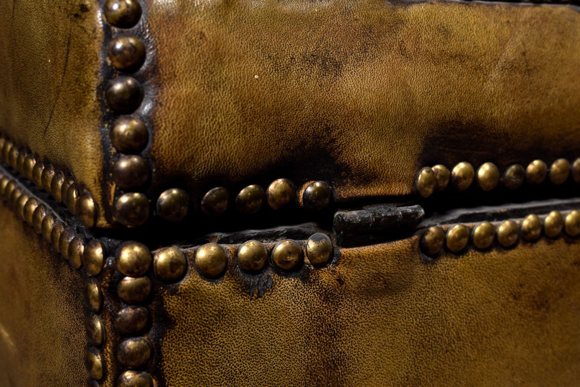 Kleine hellgrüne Runddeckeltruhe mit Eisenbeschlägen, Leder mit Nietenbesatz über Holzkorpus, - Bild 5 aus 7