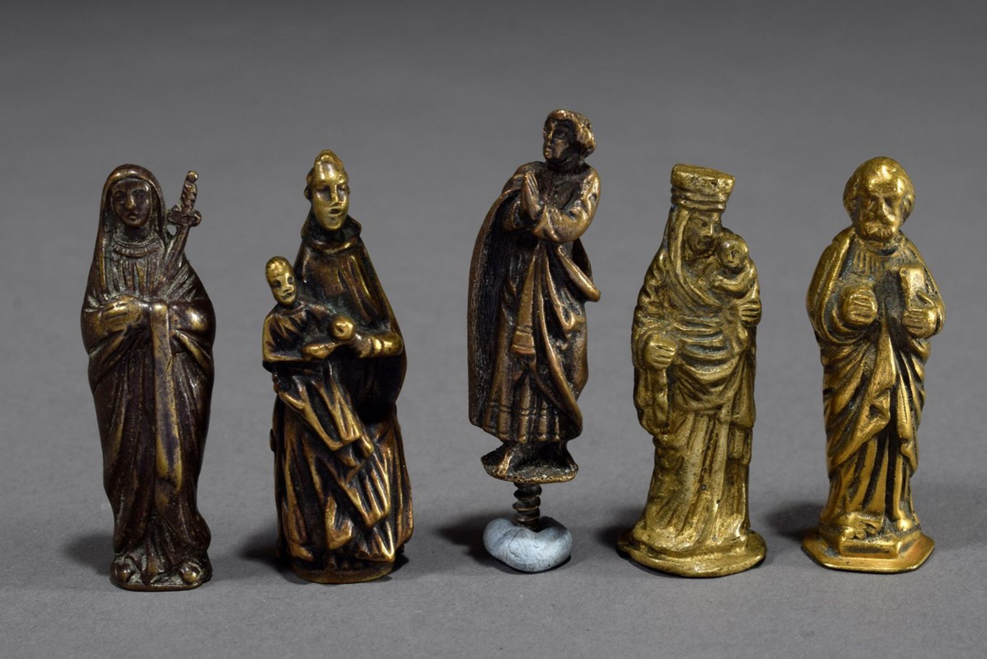 5 Diverse sakrale Gelbguss Miniaturen: "Betende Assistenzfigur", "Märtyrerin mit Schwert", "