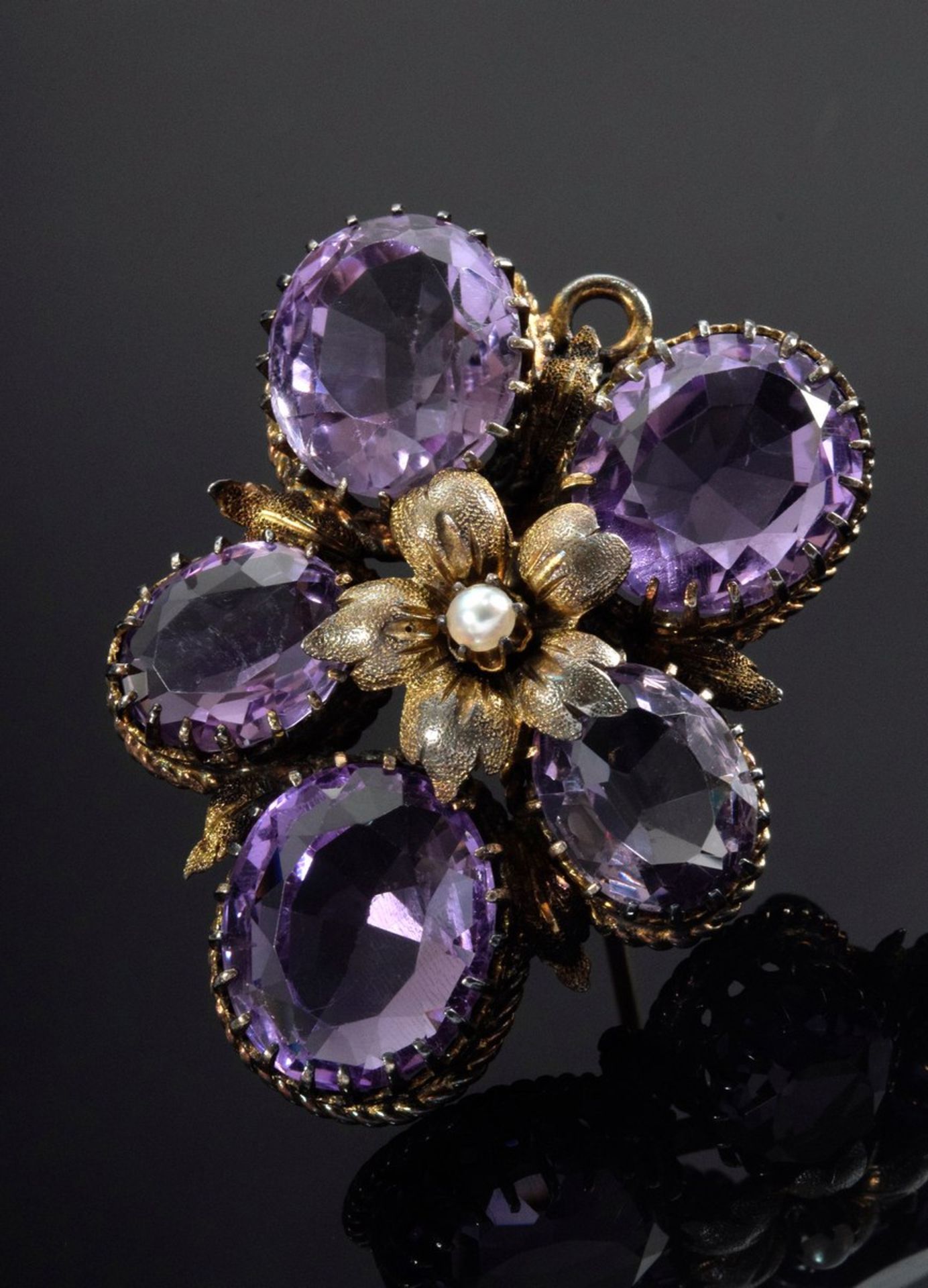 Dekorativer antiker Amethyst Anhänger "Blüte" in Metall Fassung mit kleiner Flußperle, verso