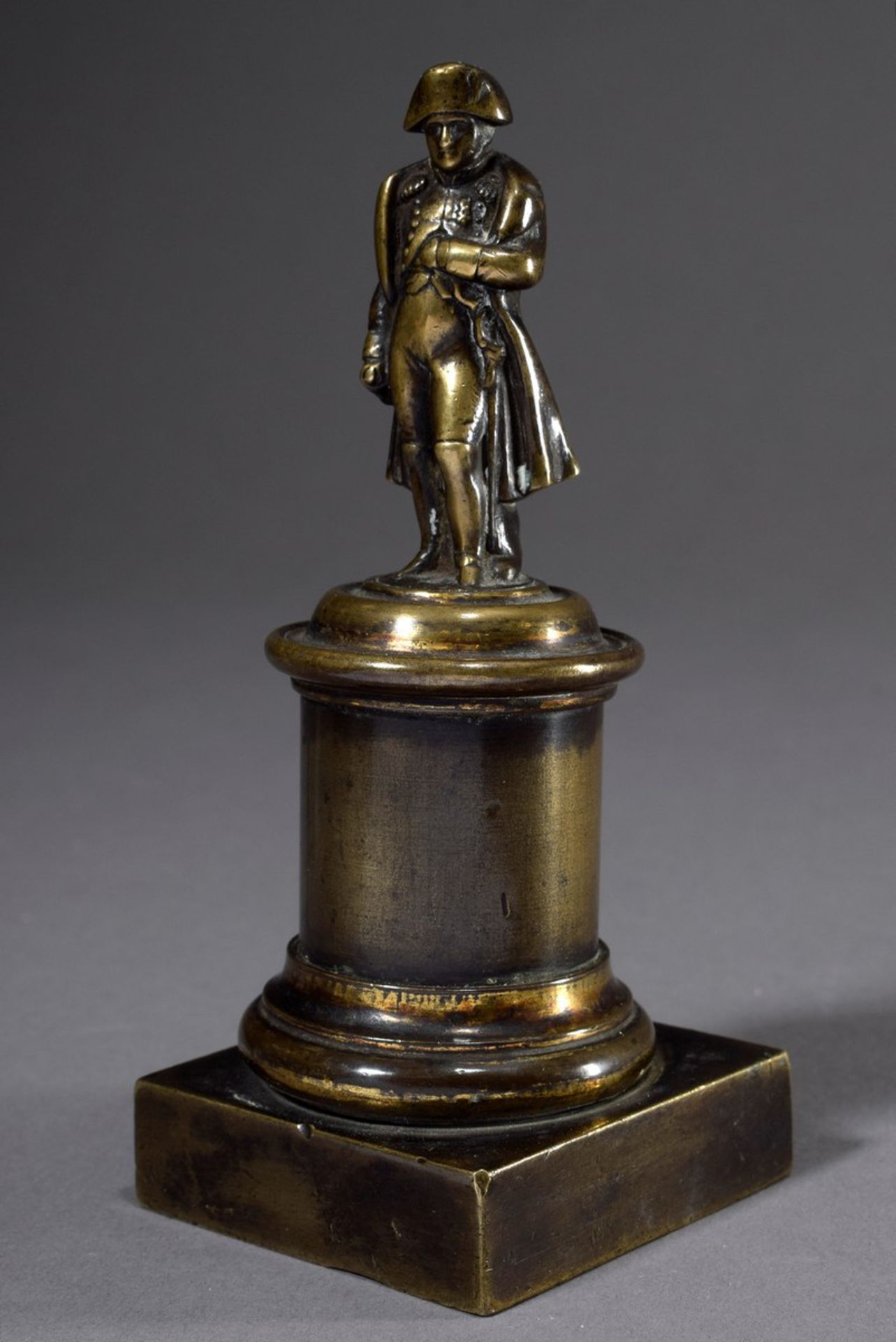 Bronze Briefbeschwerer „Napoleon“ auf Säulenstumpf, Ende 19.Jh., H. 14cm, leicht berieben - Bild 2 aus 4