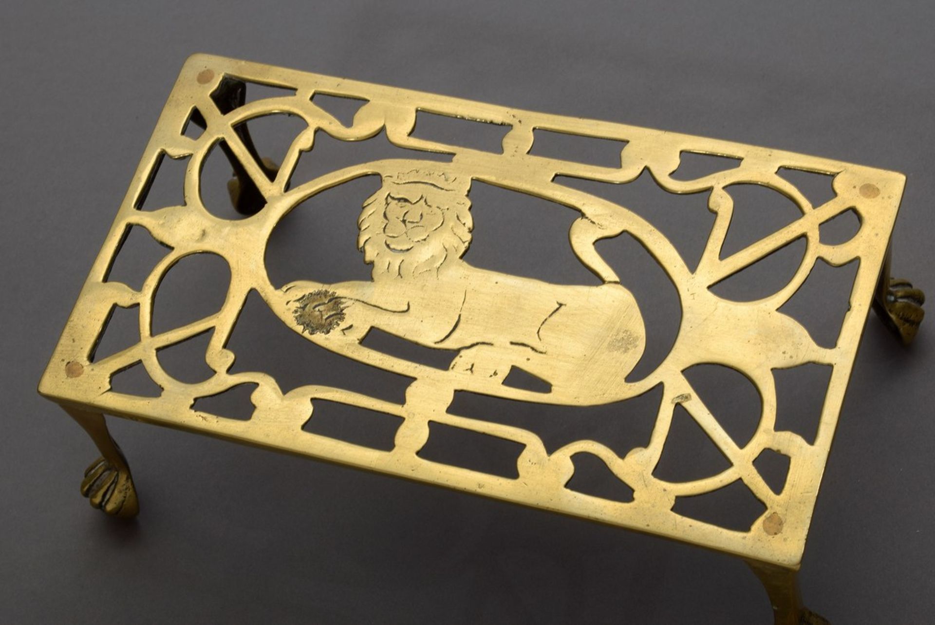 Durchbrochener Messing Kettlestand mit Löwen Motiv auf Tatzenfüßen, 19.Jh., 10x26x14,5cm, etwas - Bild 2 aus 3