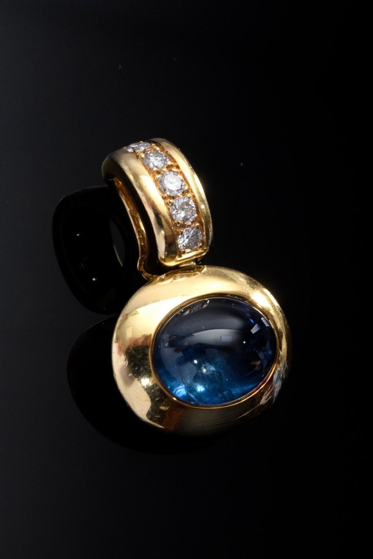 Eleganter GG 750 Clipanhänger mit Brillanten (zus. ca. 0.12ct/VSI/W) und ovalem Saphircabochon ( - Bild 2 aus 3