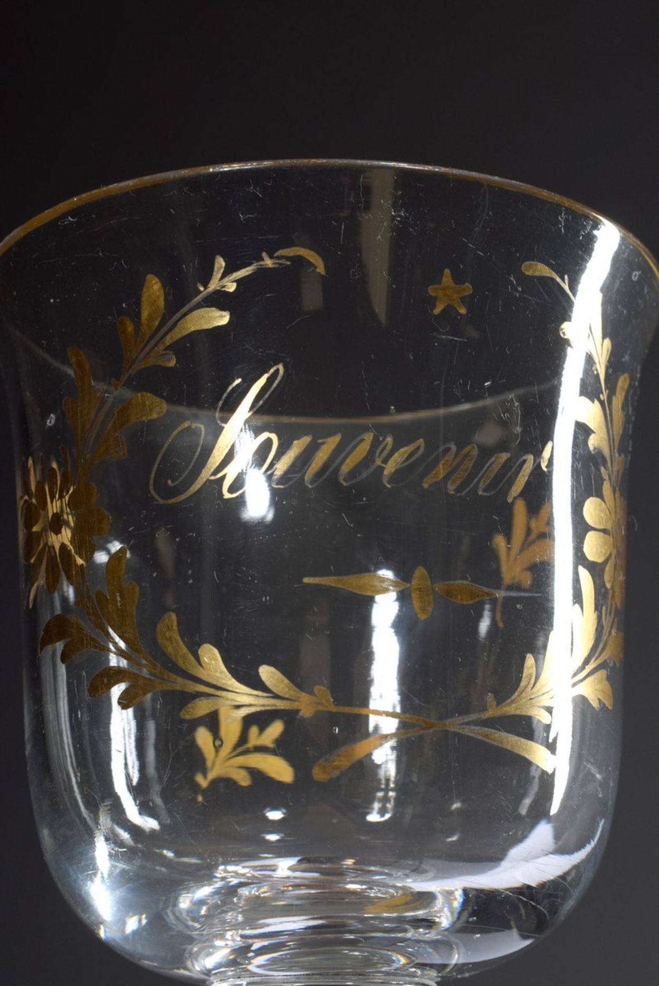 2 Teile antikes Glas: kleines facettiertes Weinglas und Kelch mit goldener Inschrift "Souvenir", - Bild 2 aus 3