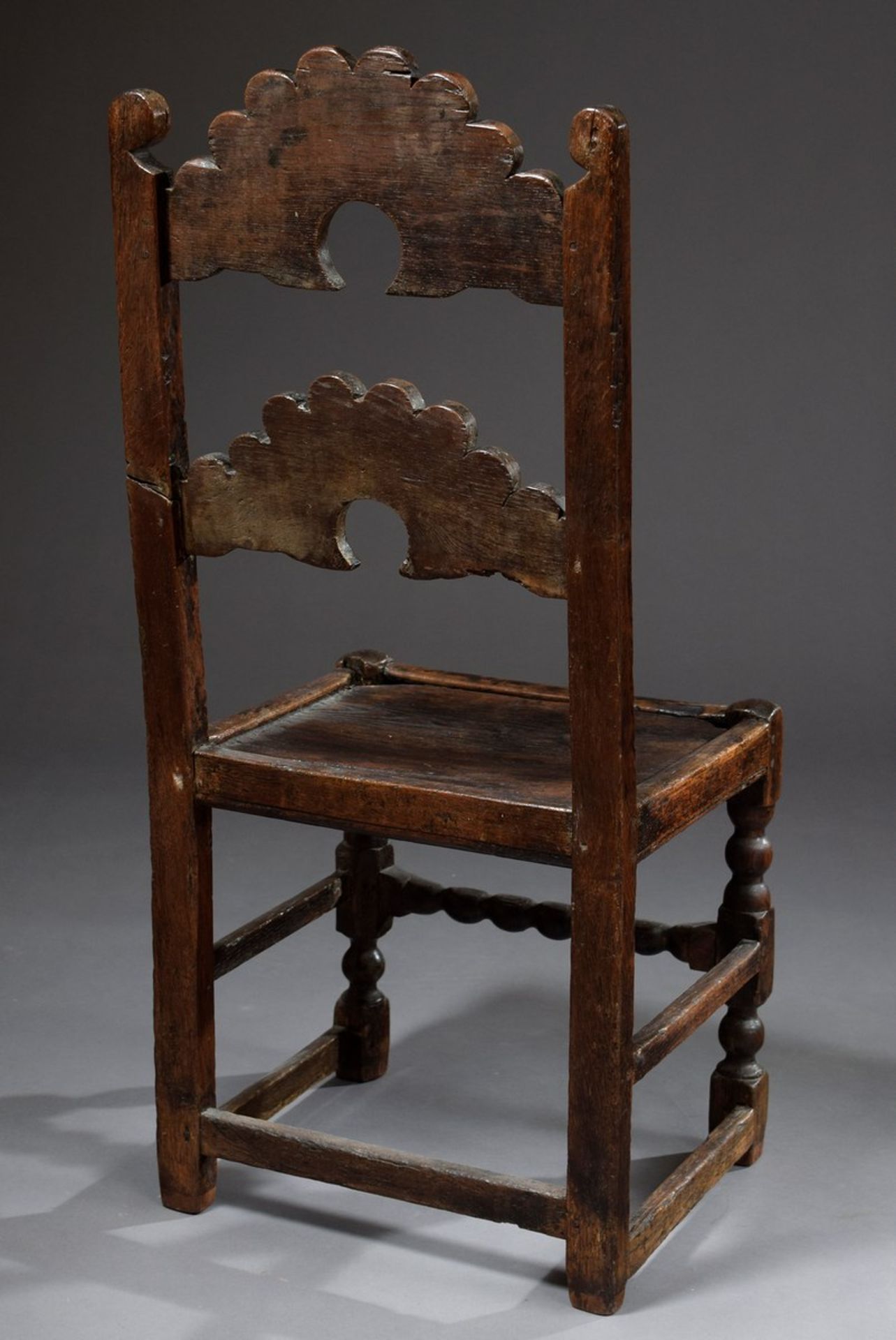 Jacobean Stuhl mit rustikal beschnitzter Lehne auf gedrechseltem Gestell, Eiche, Yorkshire um 1650/ - Bild 5 aus 8