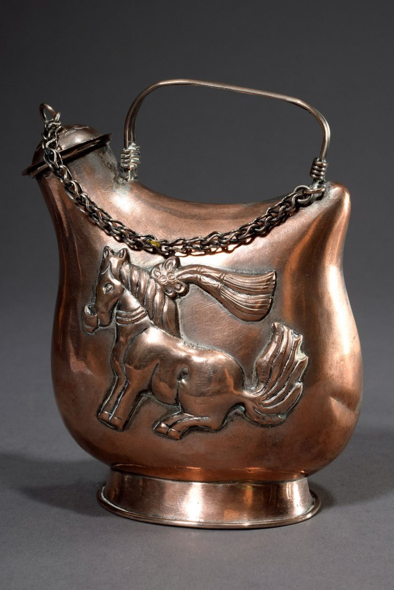 Weinkanne in Form einer Pilgerflasche "pinanghu" mit getriebenem Dekor "Tanzendes Pferd" nach Tang - Image 2 of 7