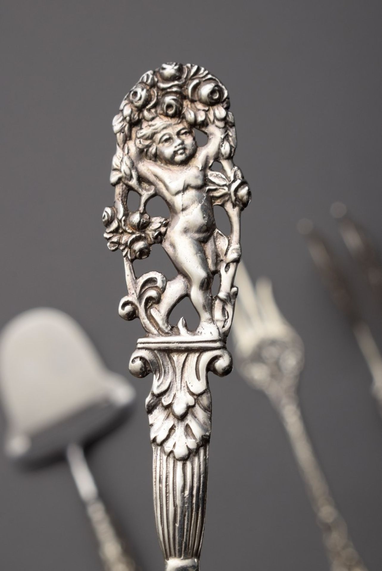 6 Diverse reich reliefierte Vorlegeteile mit floralen und figürlichen Mustern, Silber 800/833, - Bild 5 aus 9