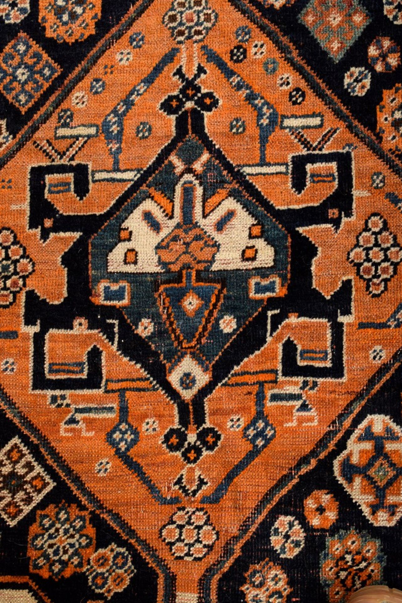 Kaschkai Teppich mit Doppelmedaillon auf vielfach ornamentiertem dunkelblauen Mittelfeld in - Bild 4 aus 8
