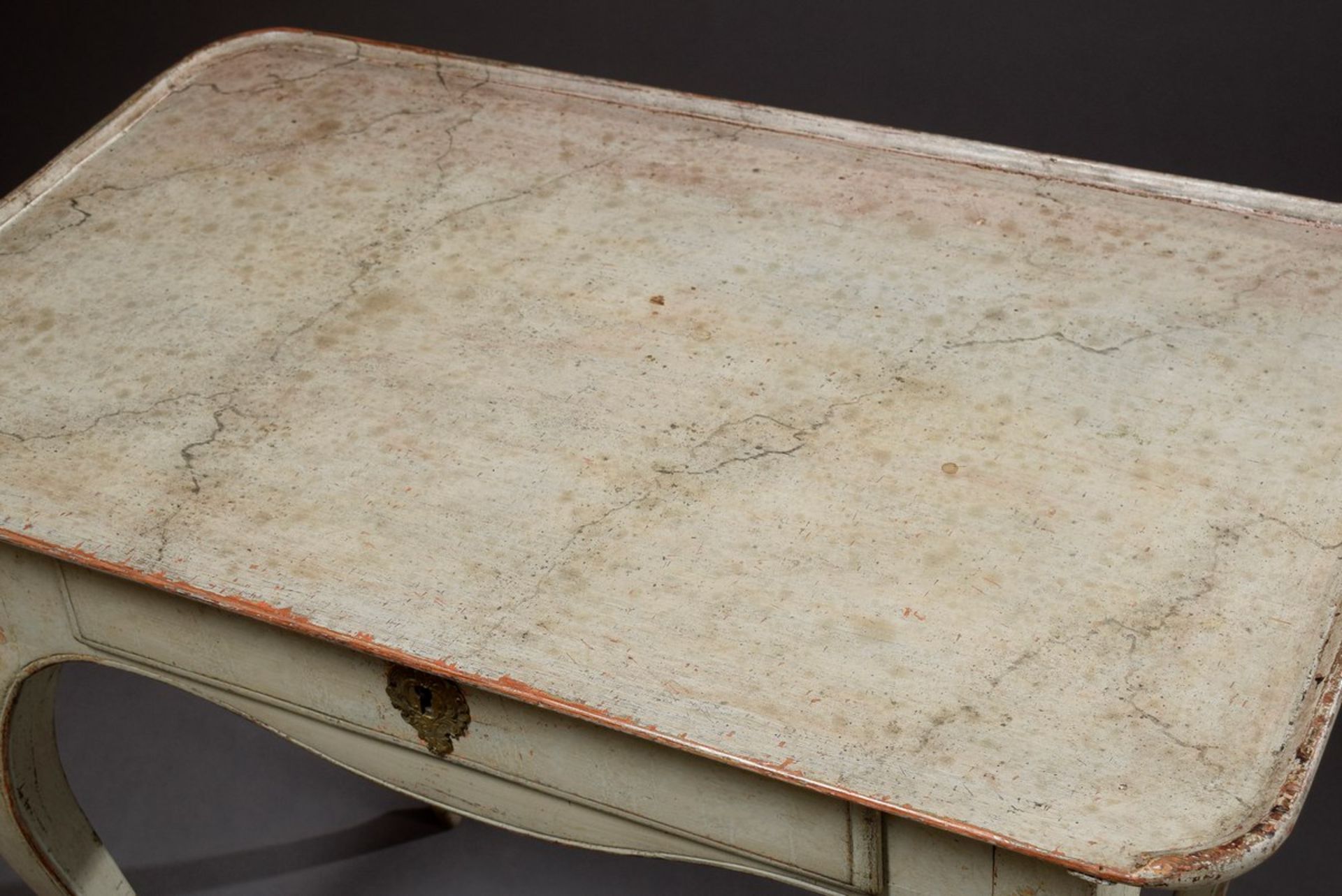 Schwedischer Barock Tisch mit marmorierter Platte und einem Schub auf geschwungenen Beinen, - Bild 2 aus 5