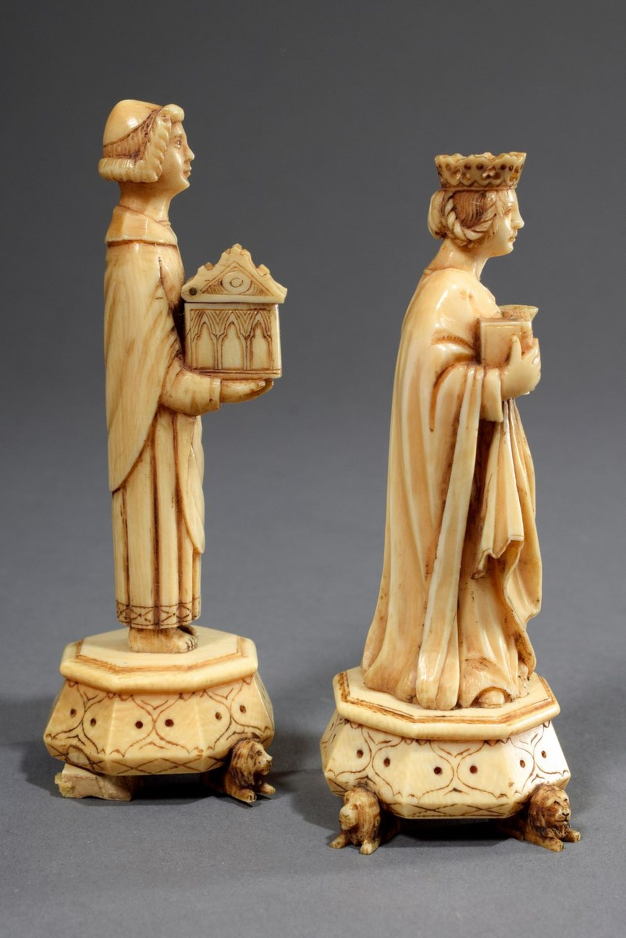 Paar Elfenbeinschnitzereien in gotischer Façon "Heiliger mit Schrein" und "Heilige mit Kelch und - Bild 2 aus 8