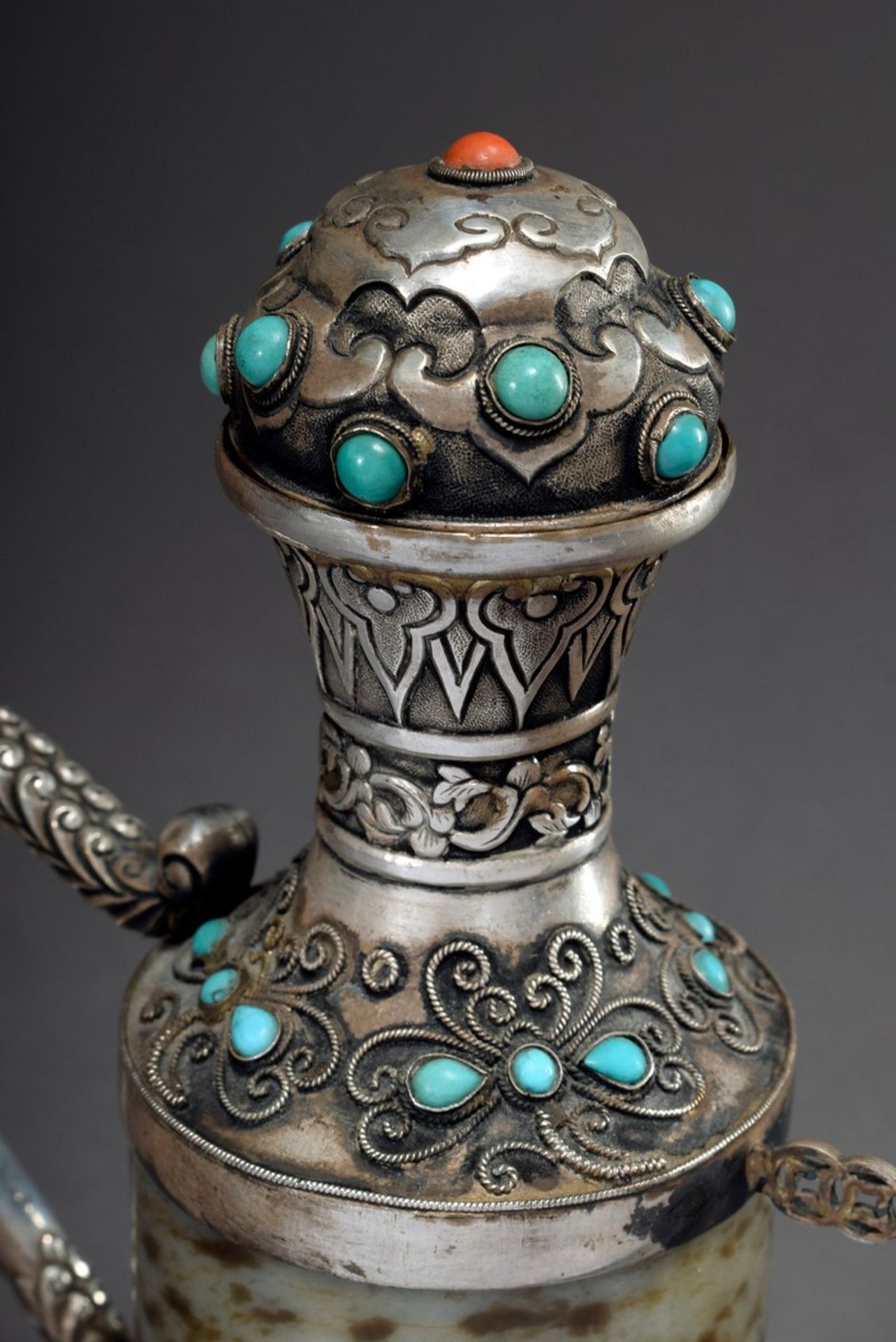 Mongolische Jade Kanne mit reliefierter Silber Montierung sowie Türkis- und Korallencabochons, - Image 3 of 9